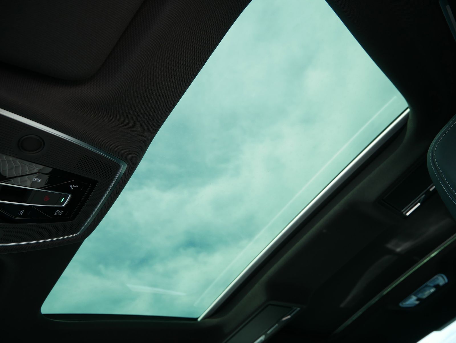 Thumbnail: 2025 Audi S8 - 24
