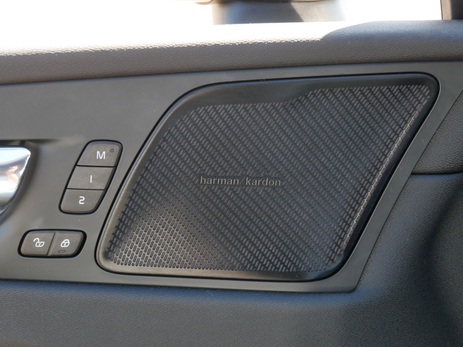 Thumbnail: 2019 Volvo XC60 - 16