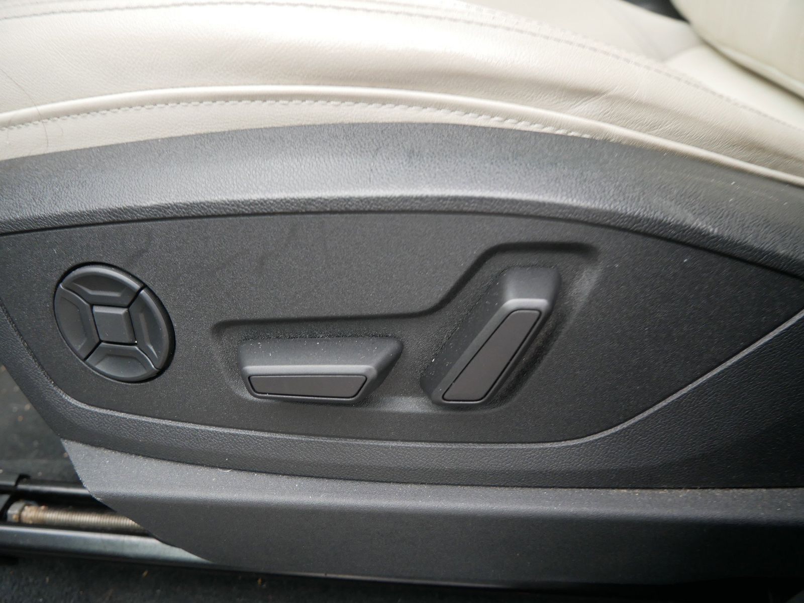 Thumbnail: 2023 Audi e-tron - 11