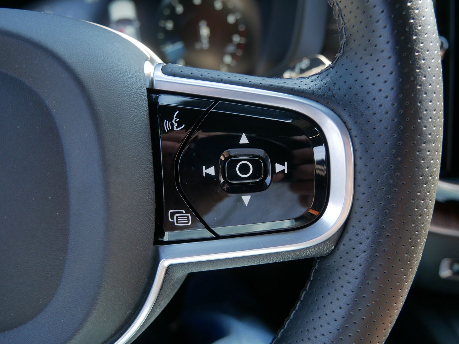 Thumbnail: 2019 Volvo XC60 - 25