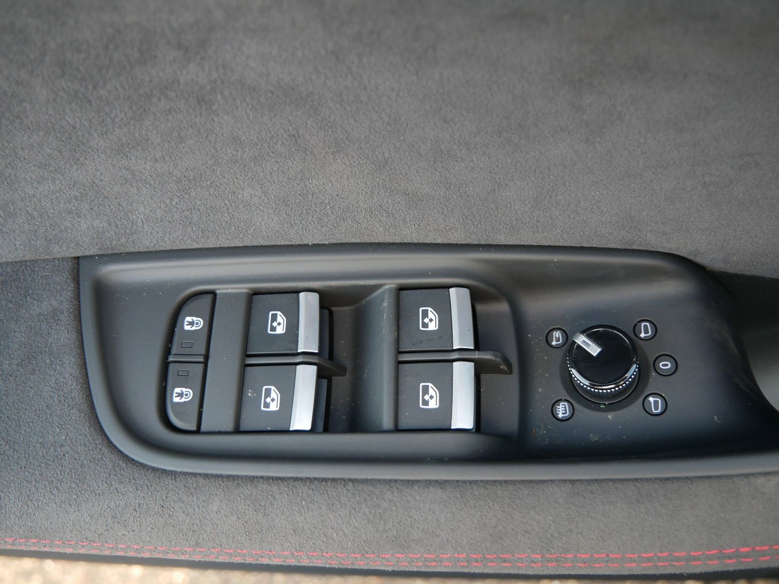 Thumbnail: 2026 Audi RS Q8 - 17