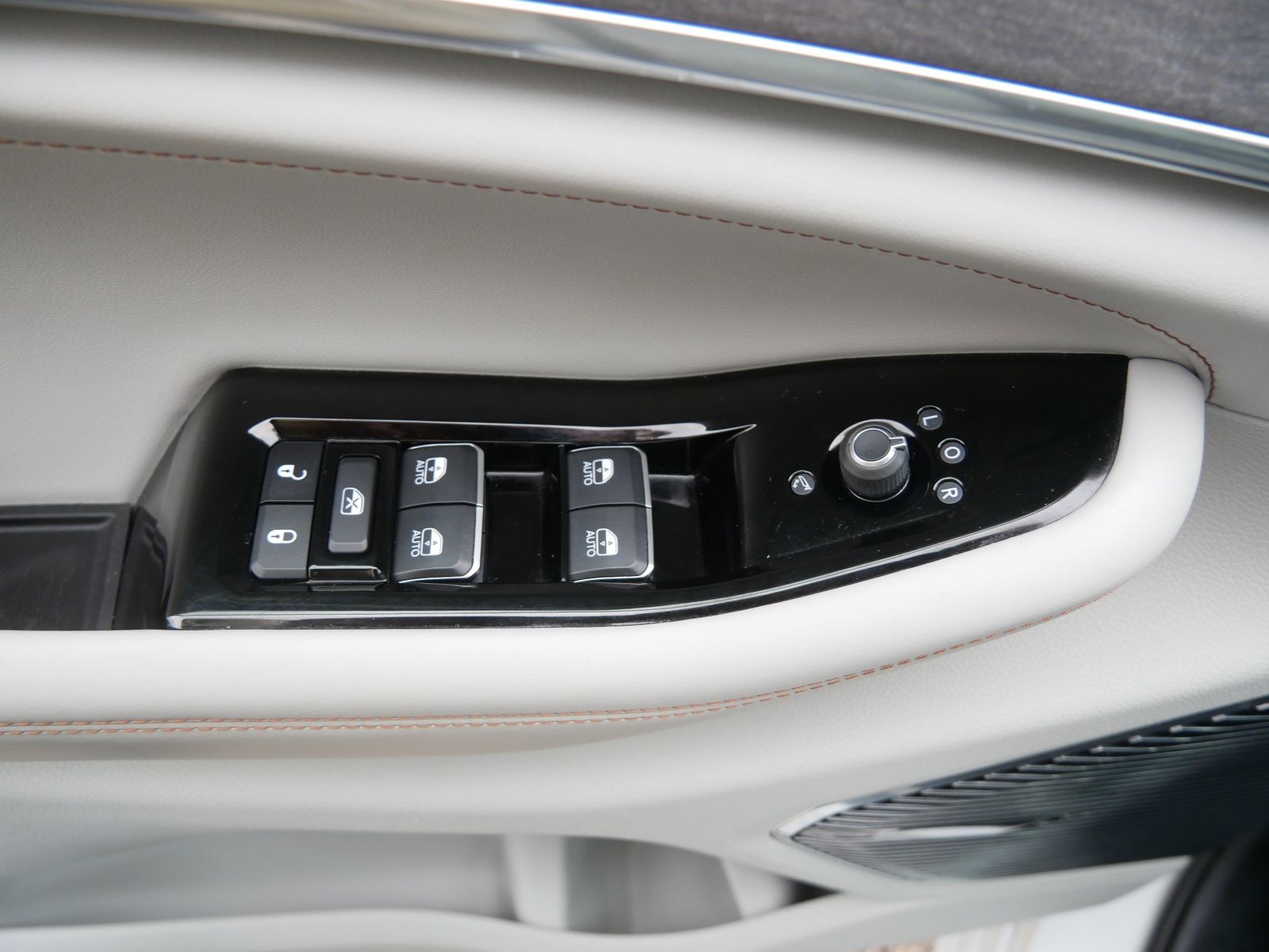 Thumbnail: 2022 Jeep Grand Cherokee - 15