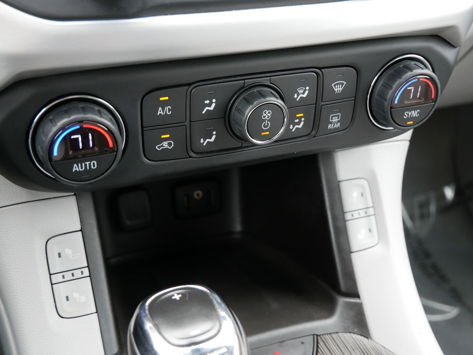 Thumbnail: 2017 GMC Acadia - 21