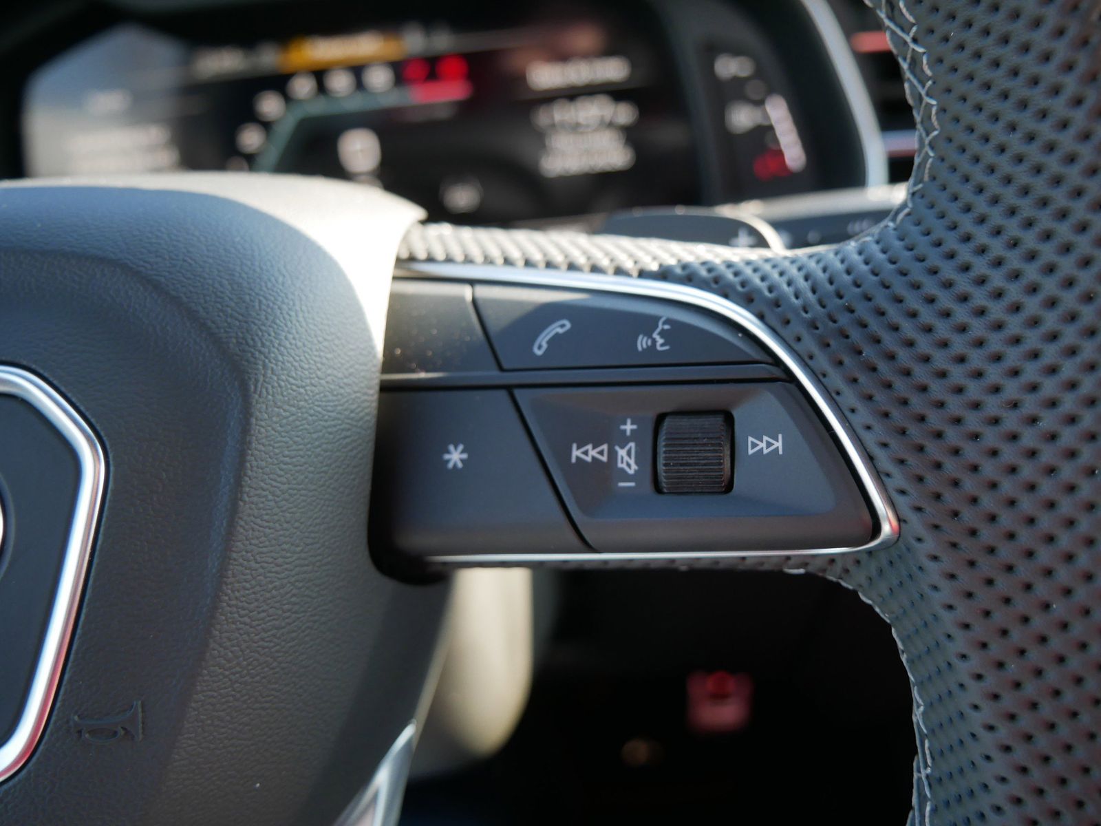 Thumbnail: 2026 Audi SQ7 - 24