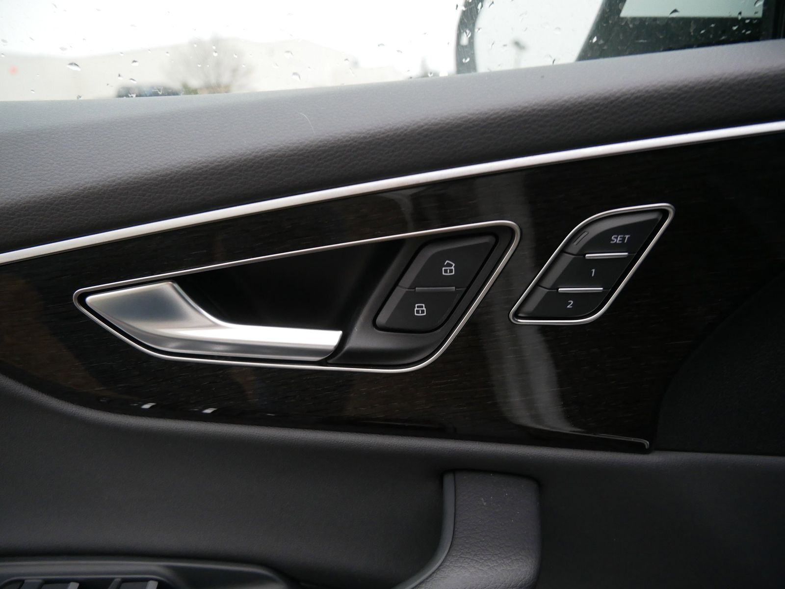 Thumbnail: 2025 Audi Q8 - 17