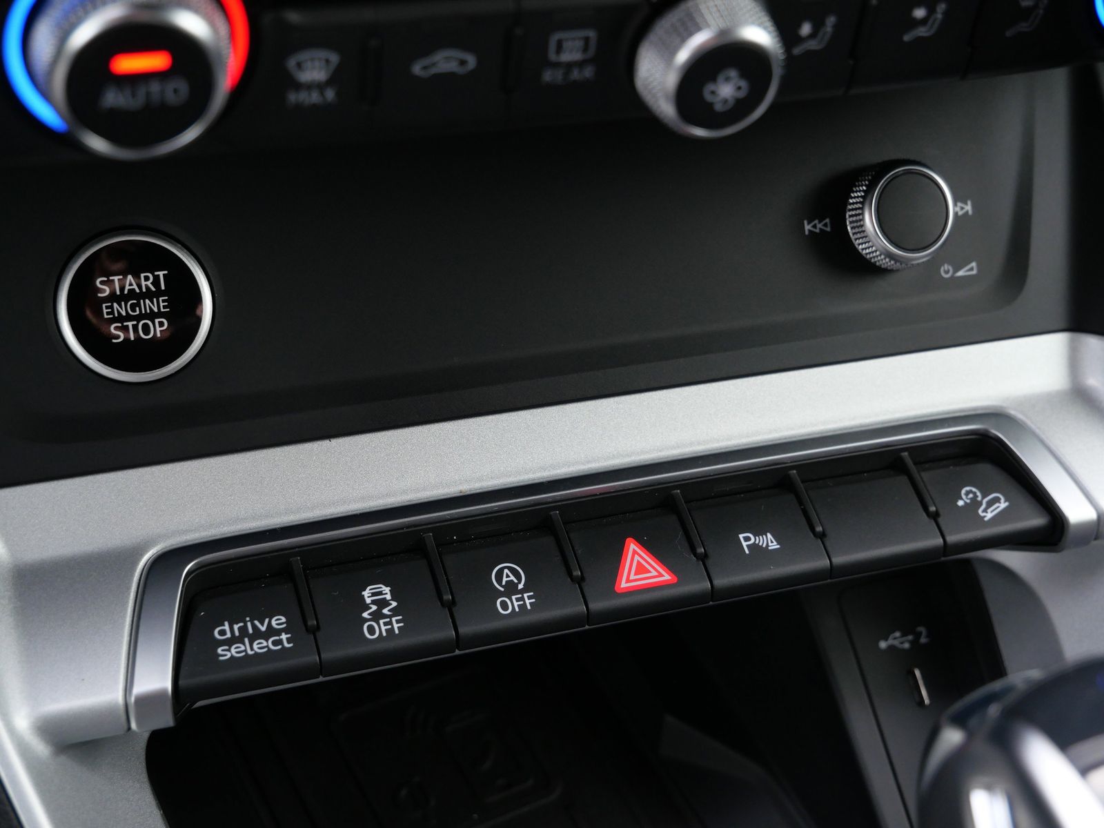 Thumbnail: 2025 Audi Q3 - 21