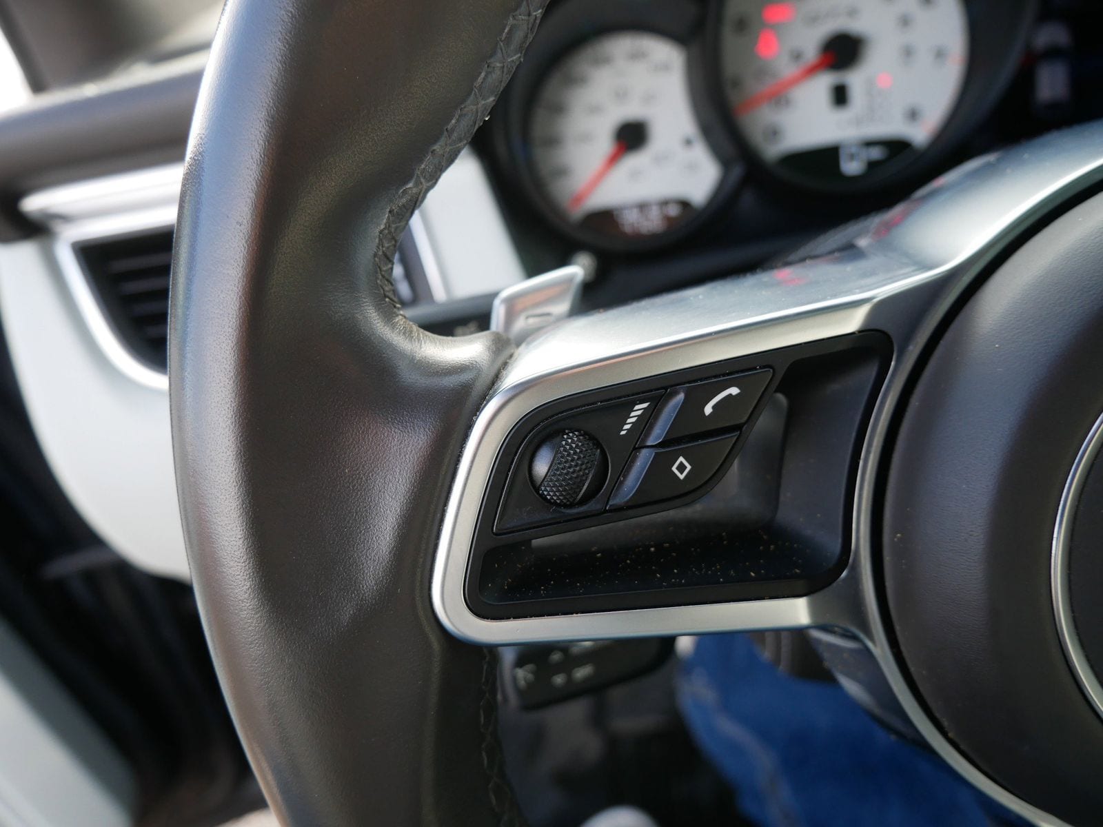 Thumbnail: 2017 Porsche Macan - 25