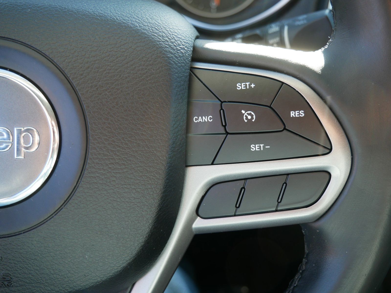 Thumbnail: 2019 Jeep Cherokee - 24