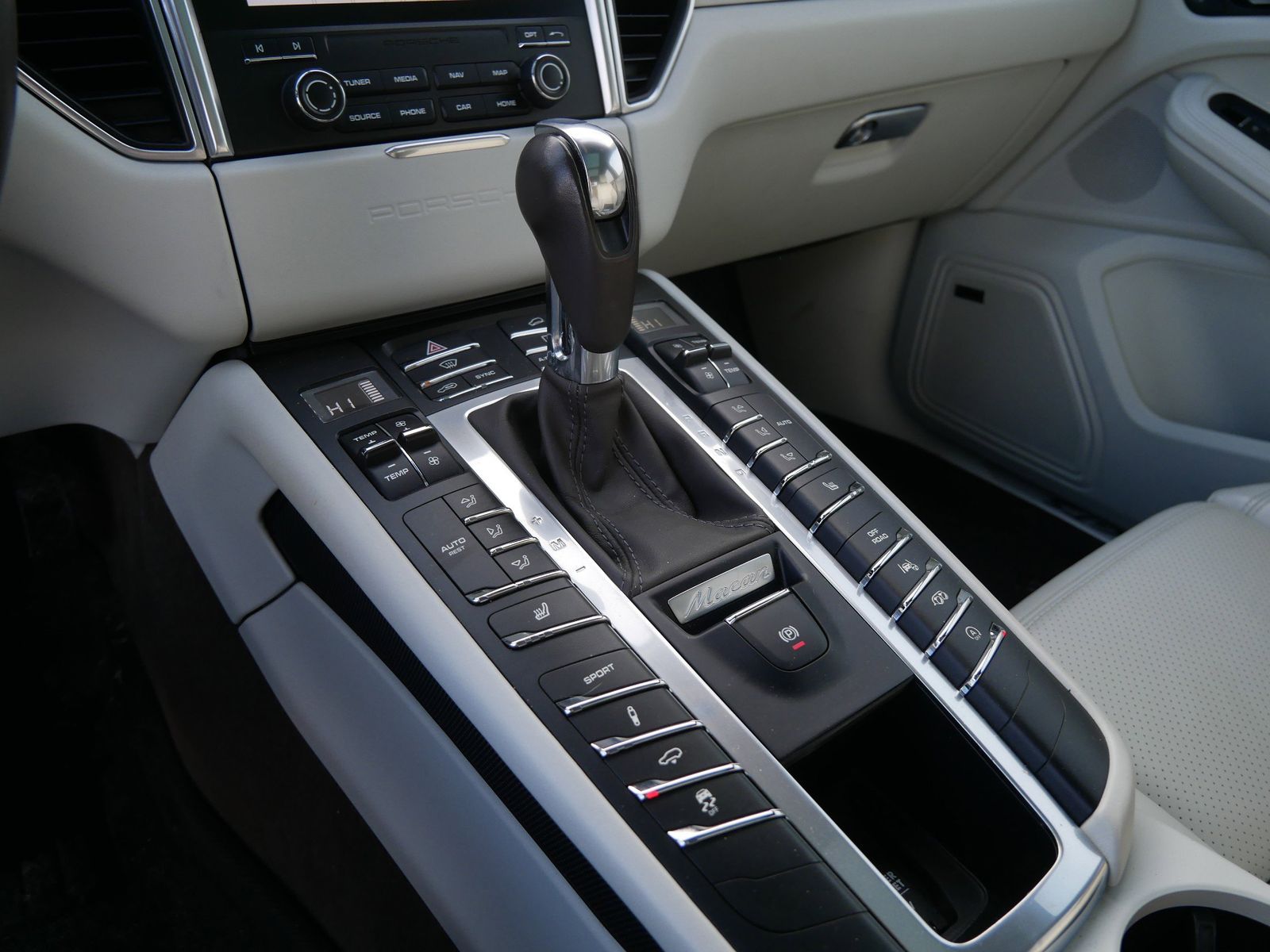 Thumbnail: 2017 Porsche Macan - 20