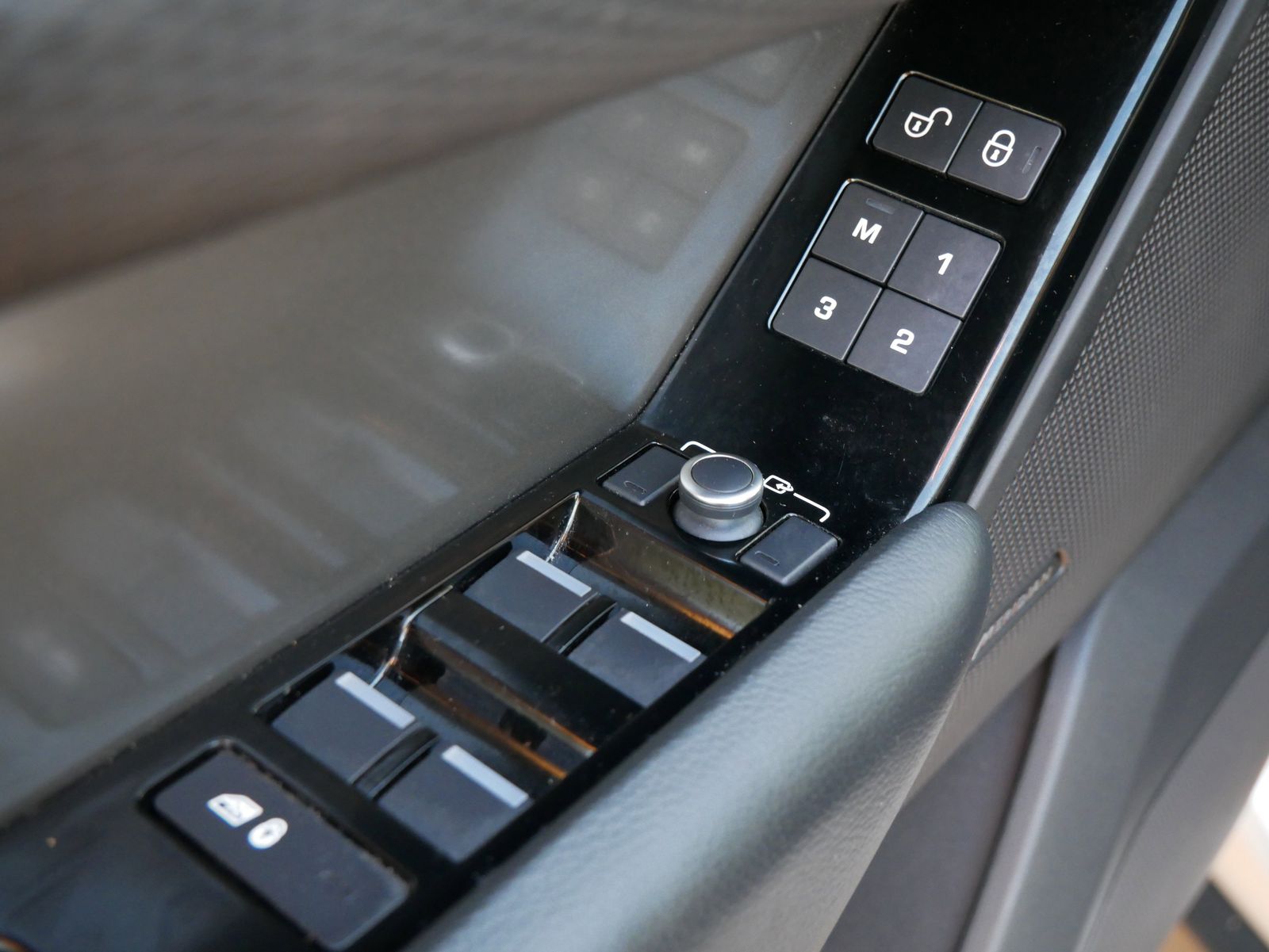 Thumbnail: 2020 Land Rover Range Rover Velar - 15