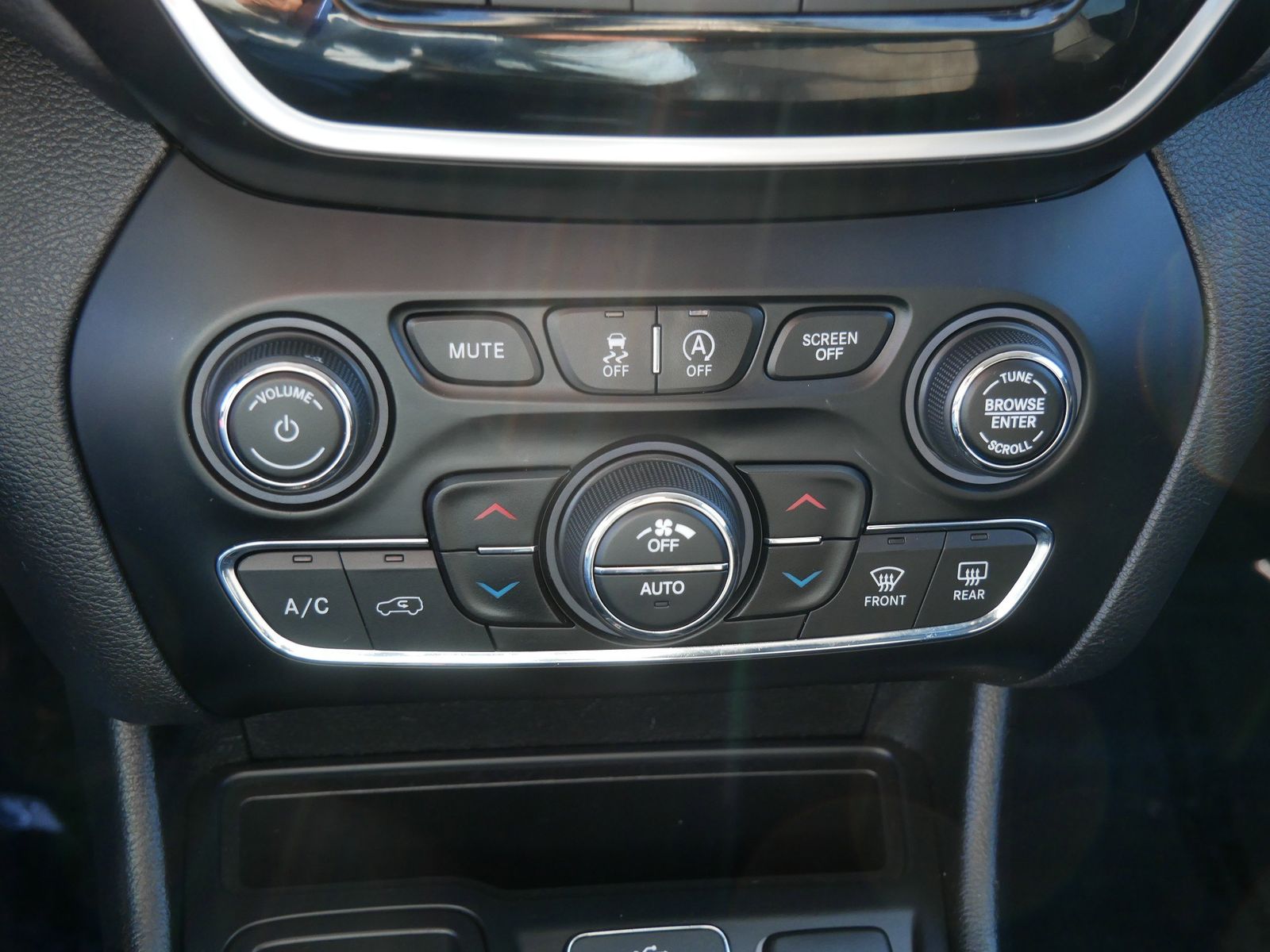 Thumbnail: 2019 Jeep Cherokee - 15