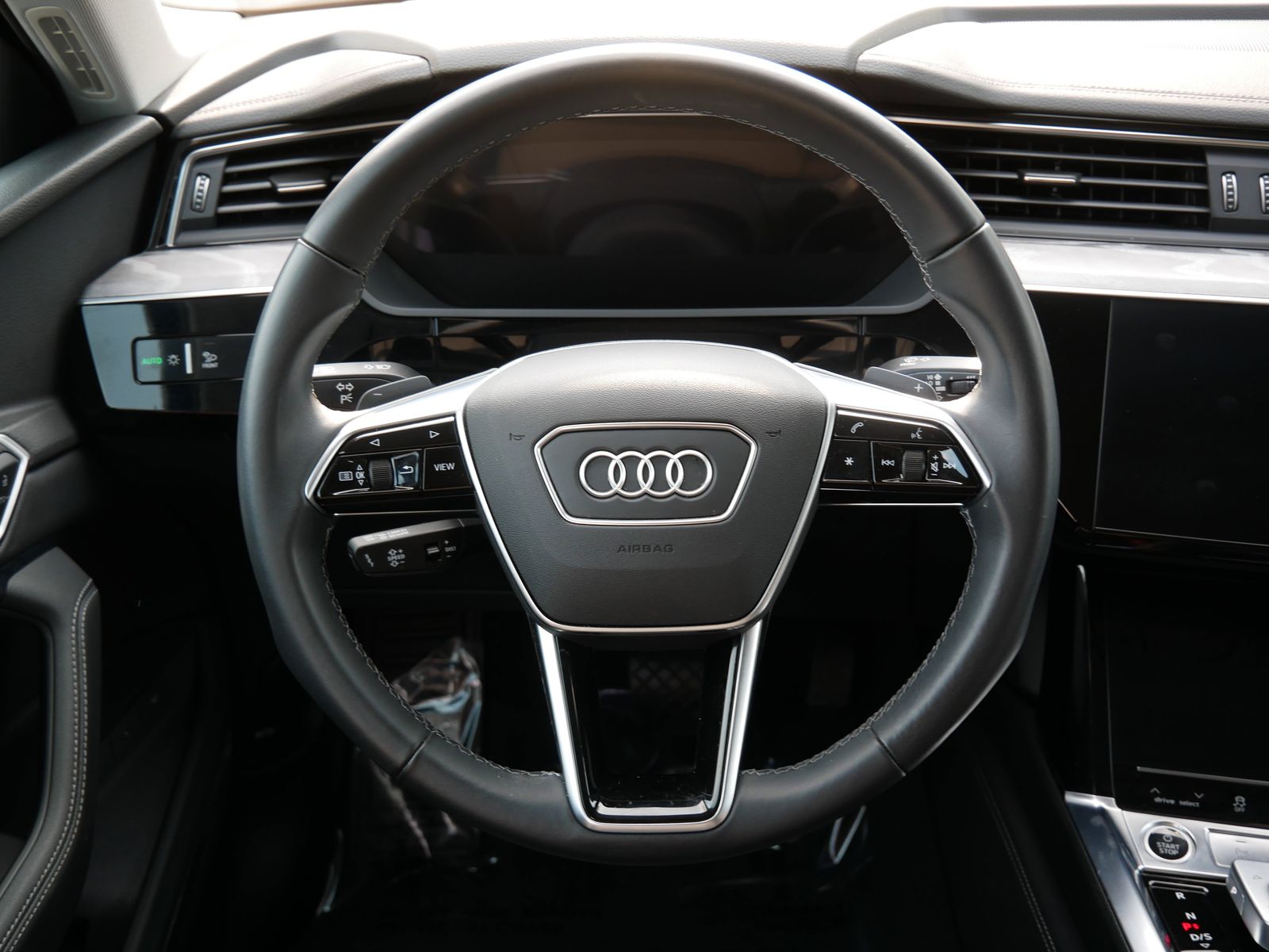 Thumbnail: 2022 Audi e-tron S - 14