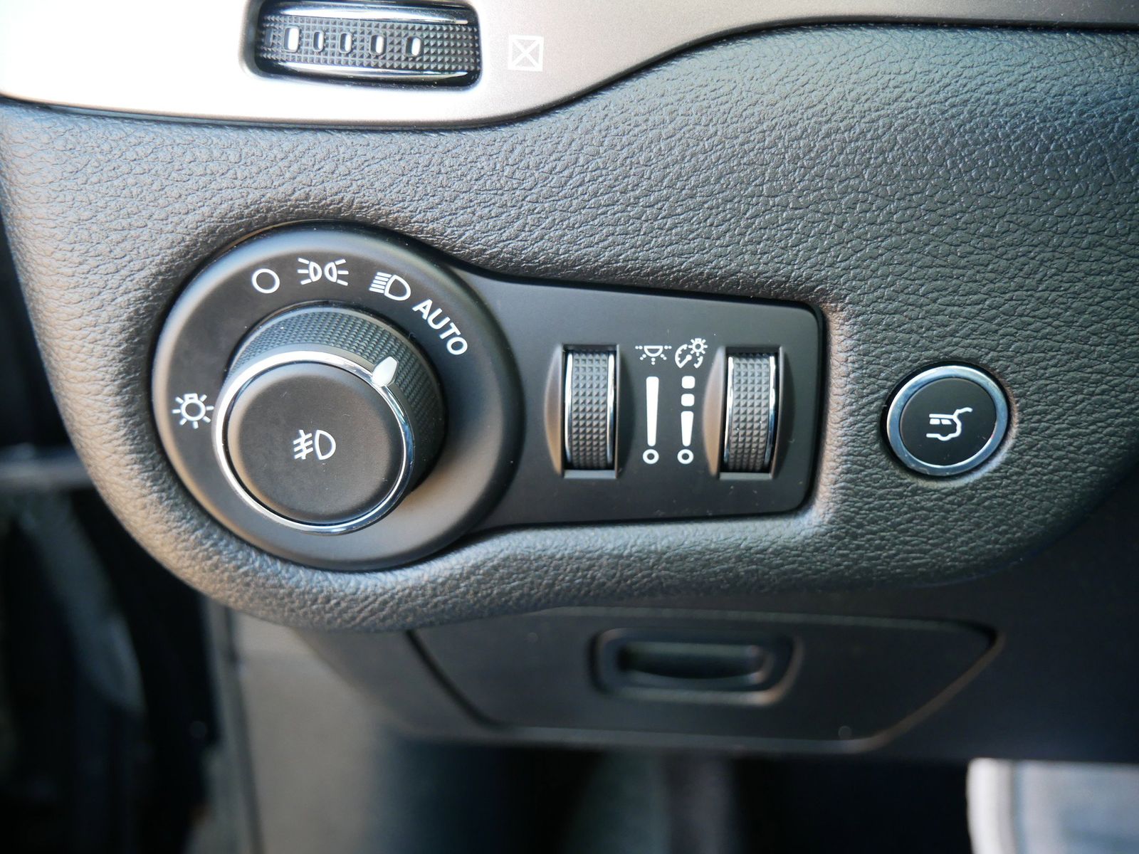 Thumbnail: 2019 Jeep Cherokee - 26