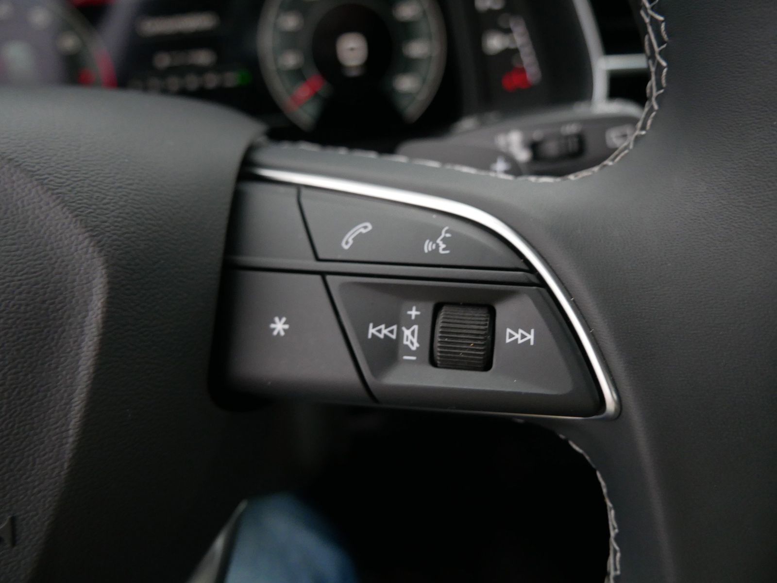 Thumbnail: 2025 Audi Q8 - 26