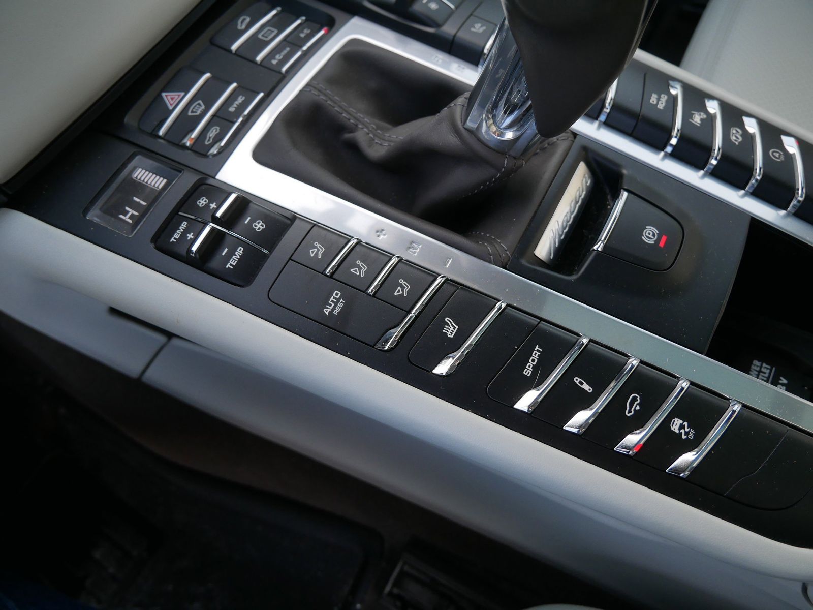 Thumbnail: 2017 Porsche Macan - 19