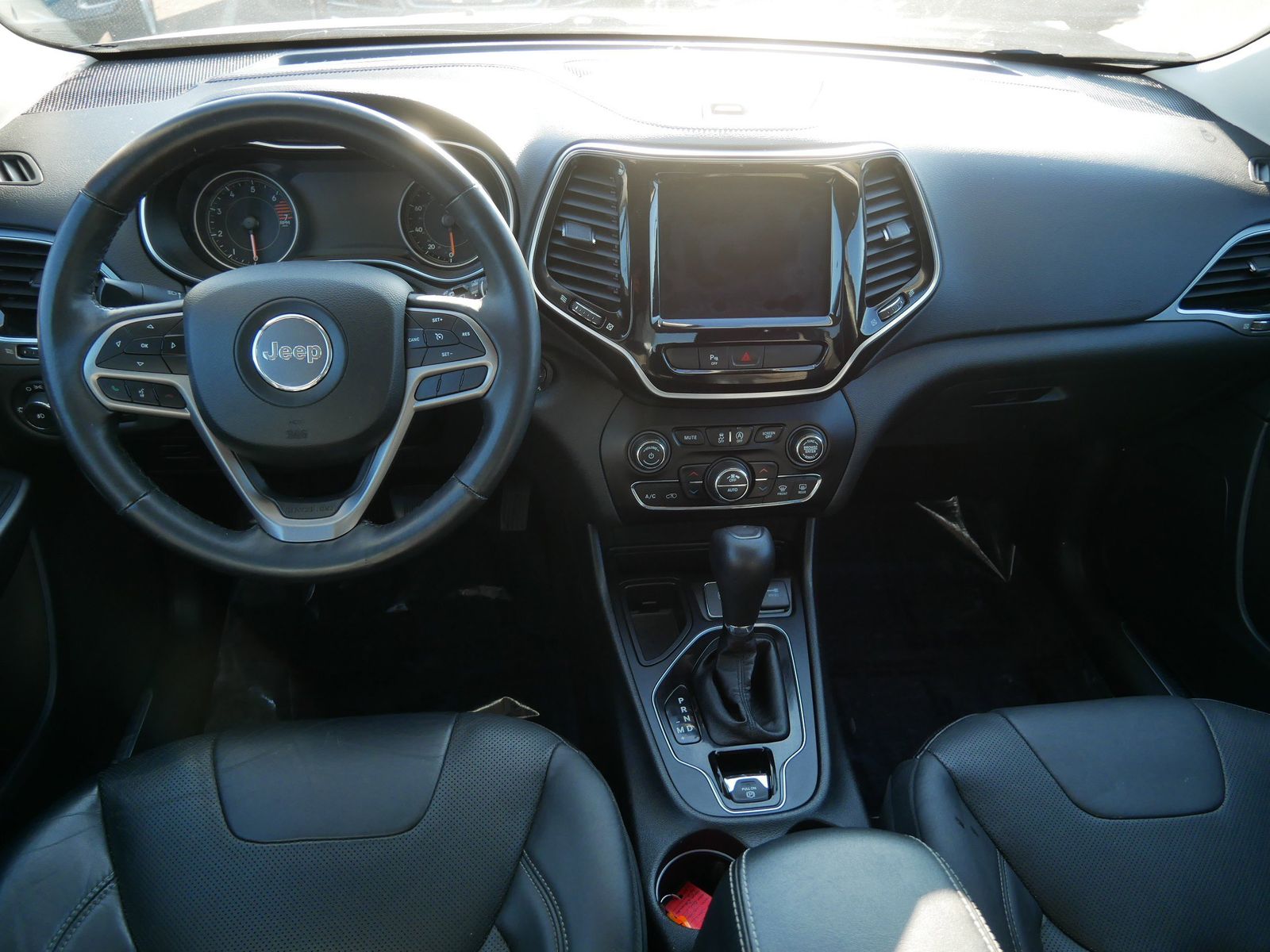 Thumbnail: 2019 Jeep Cherokee - 11