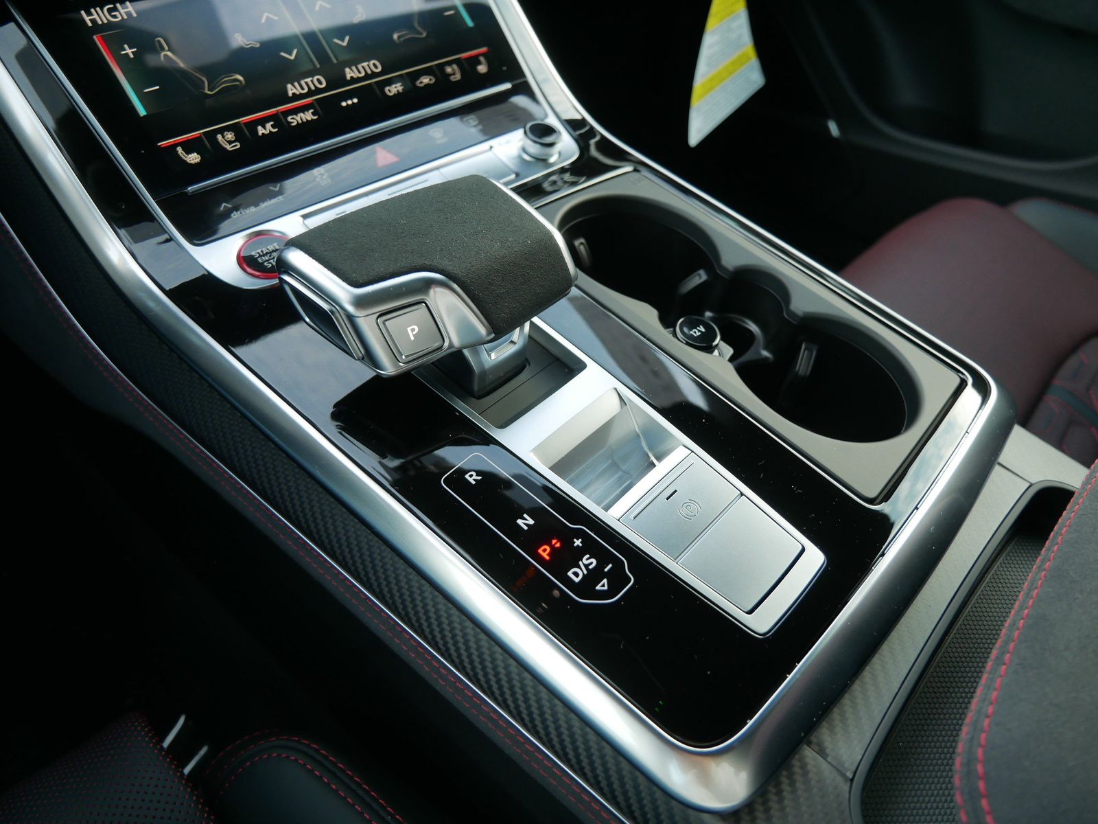 Thumbnail: 2026 Audi RS Q8 - 26