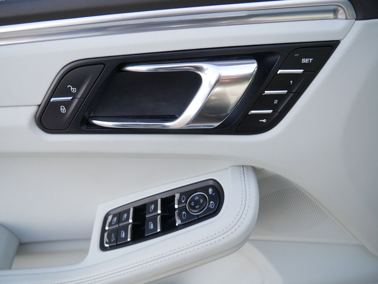 Thumbnail: 2017 Porsche Macan - 15