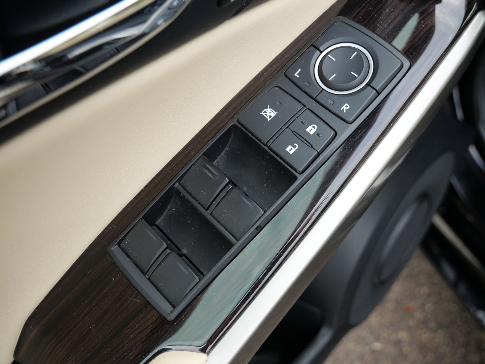 Thumbnail: 2015 Lexus IS - 16