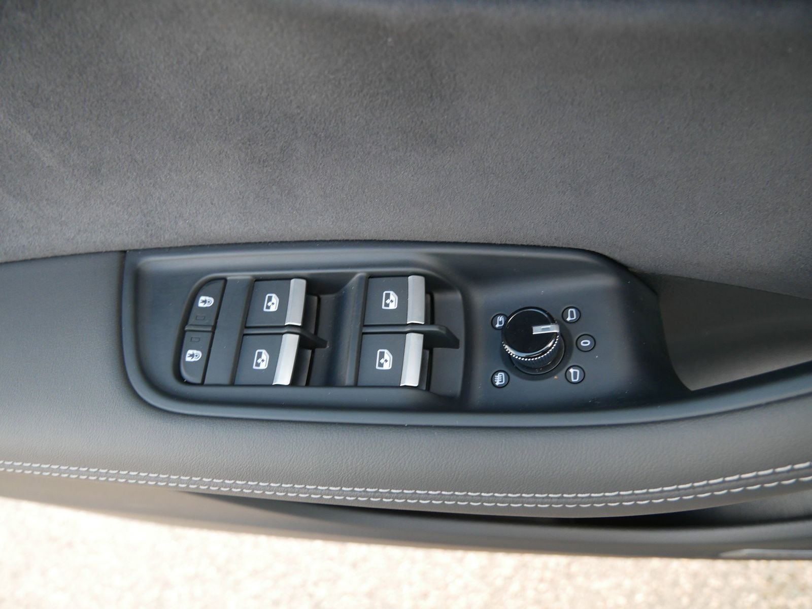 Thumbnail: 2025 Audi SQ8 - 16