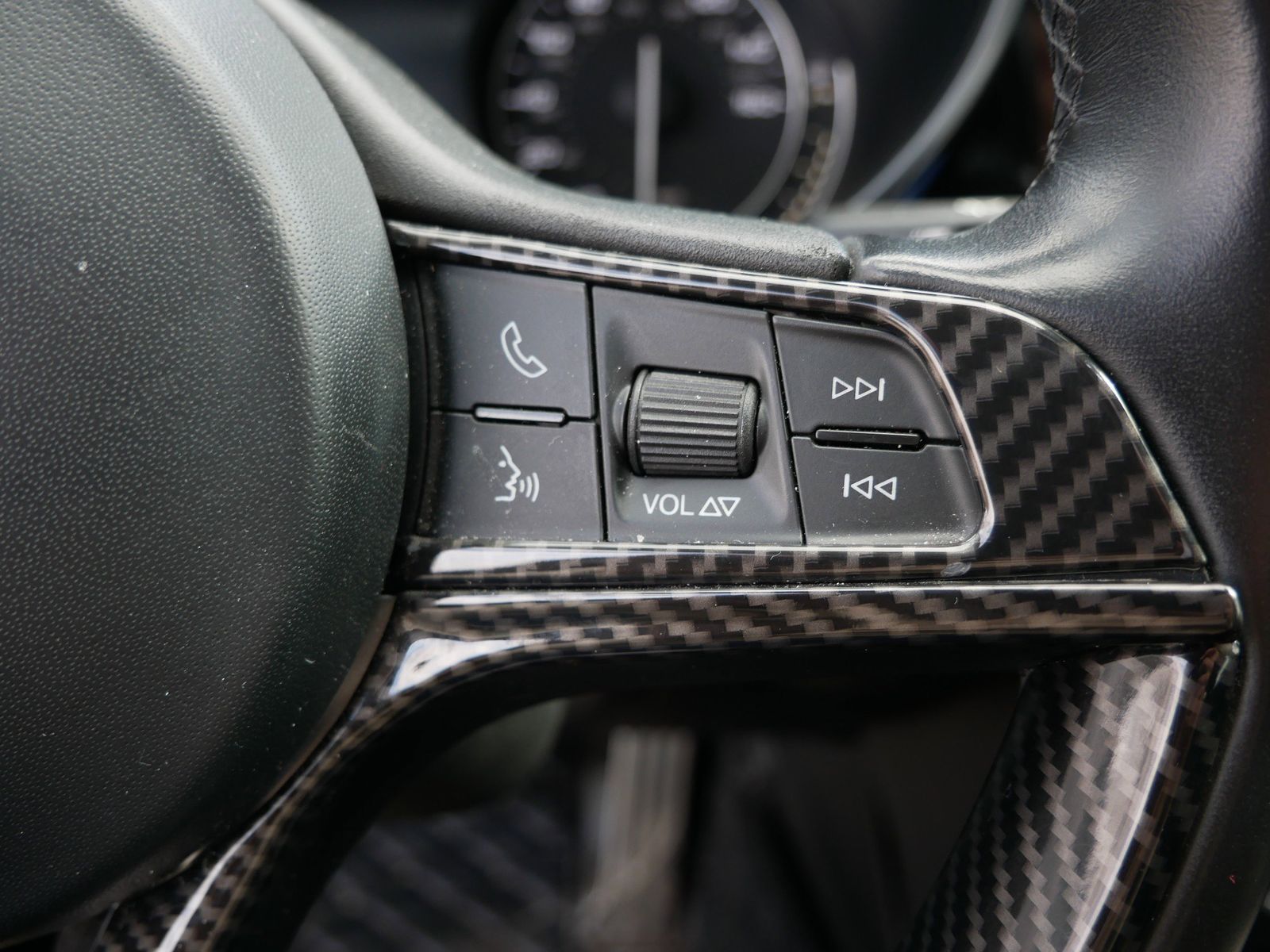 Thumbnail: 2017 Alfa Romeo Giulia - 31