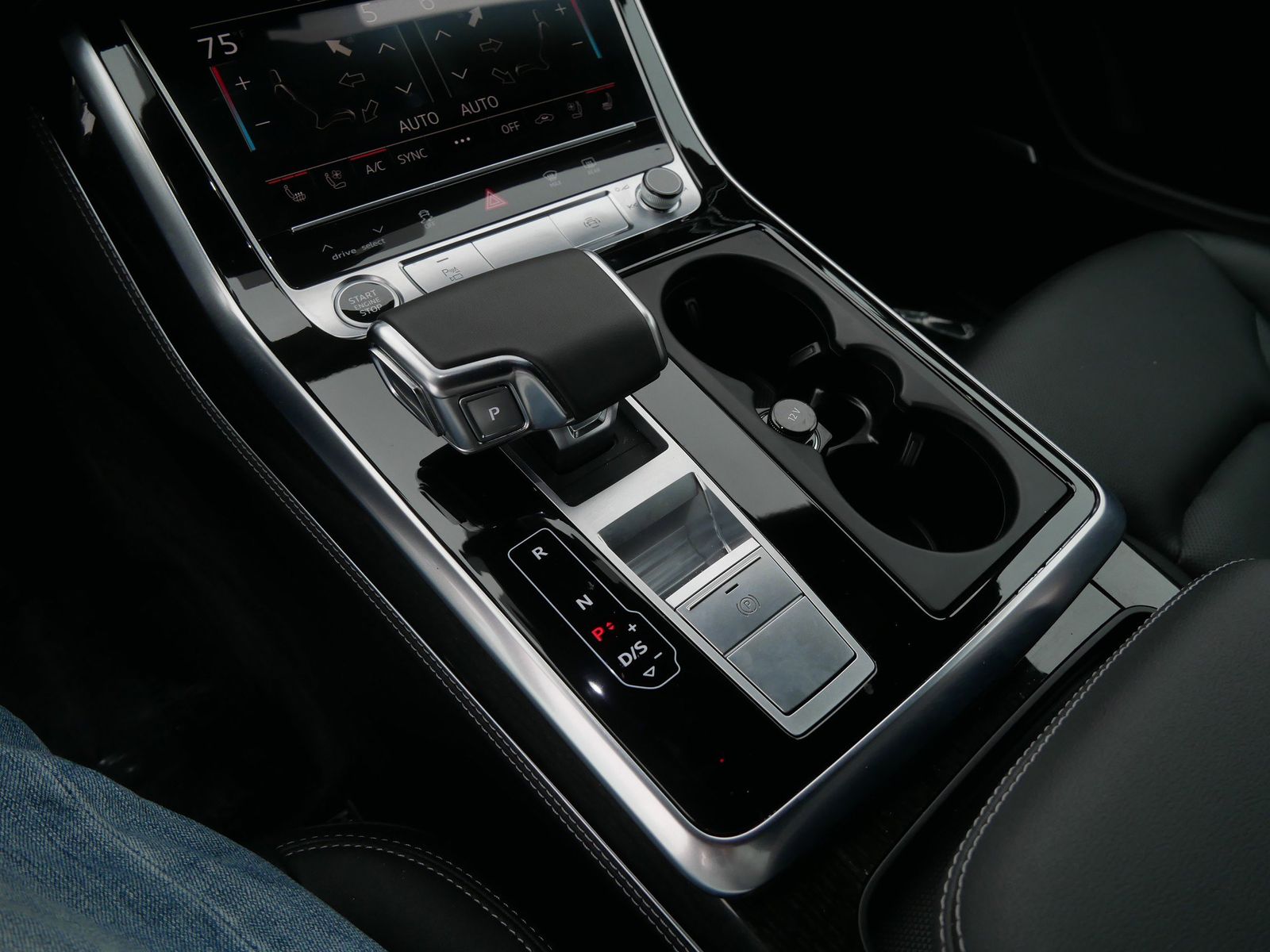 Thumbnail: 2025 Audi Q8 - 18