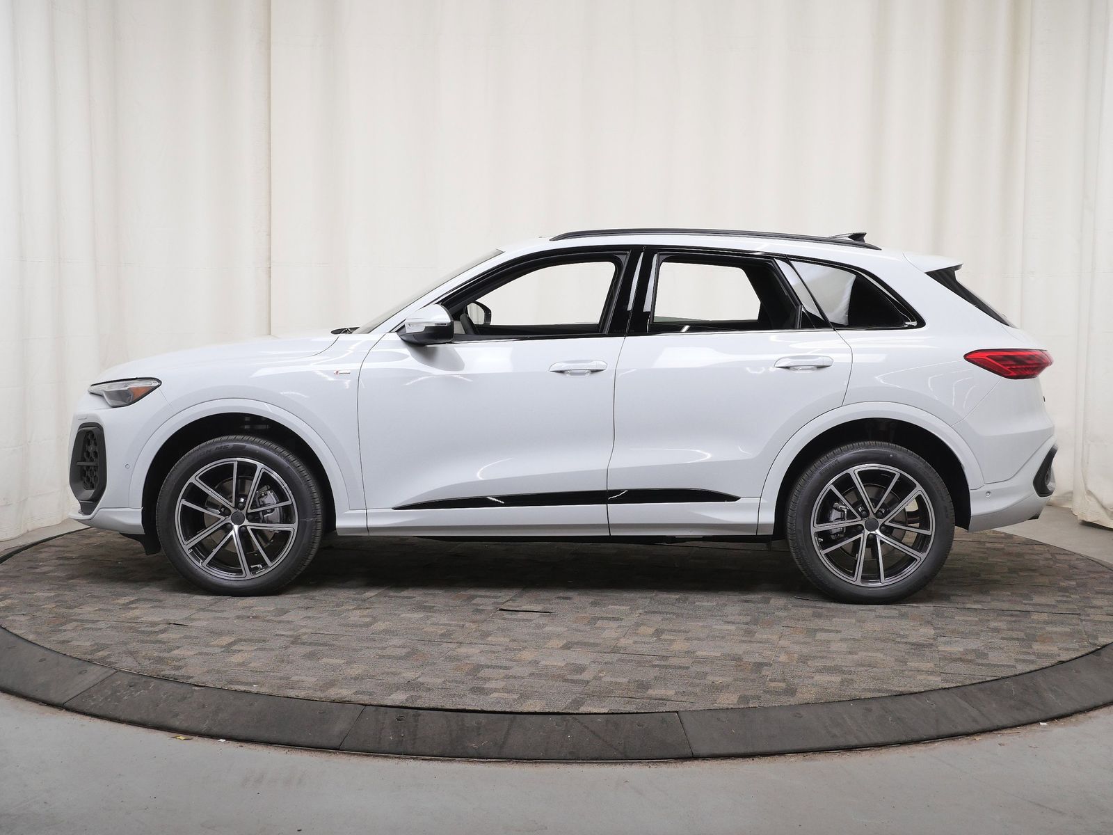 Thumbnail: 2026 Audi Q5 - 3