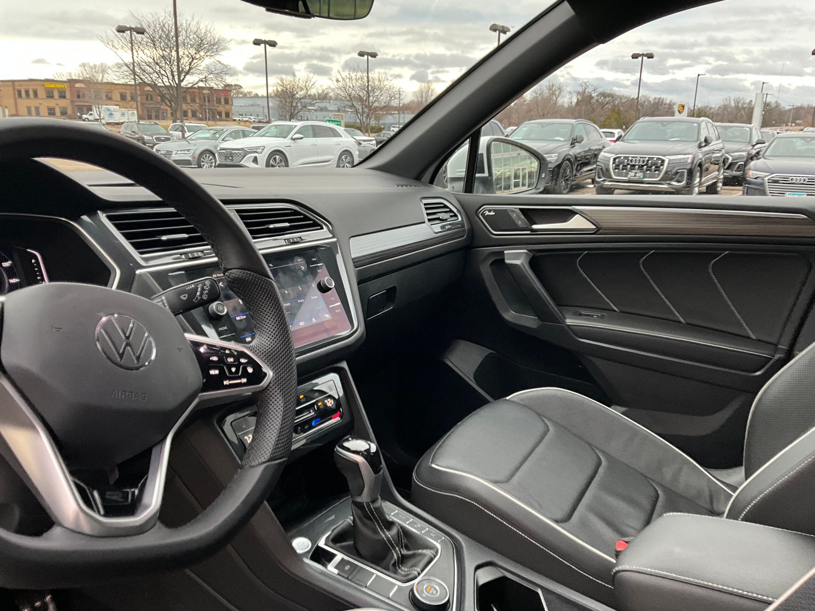 Thumbnail: 2022 Volkswagen Tiguan - 11