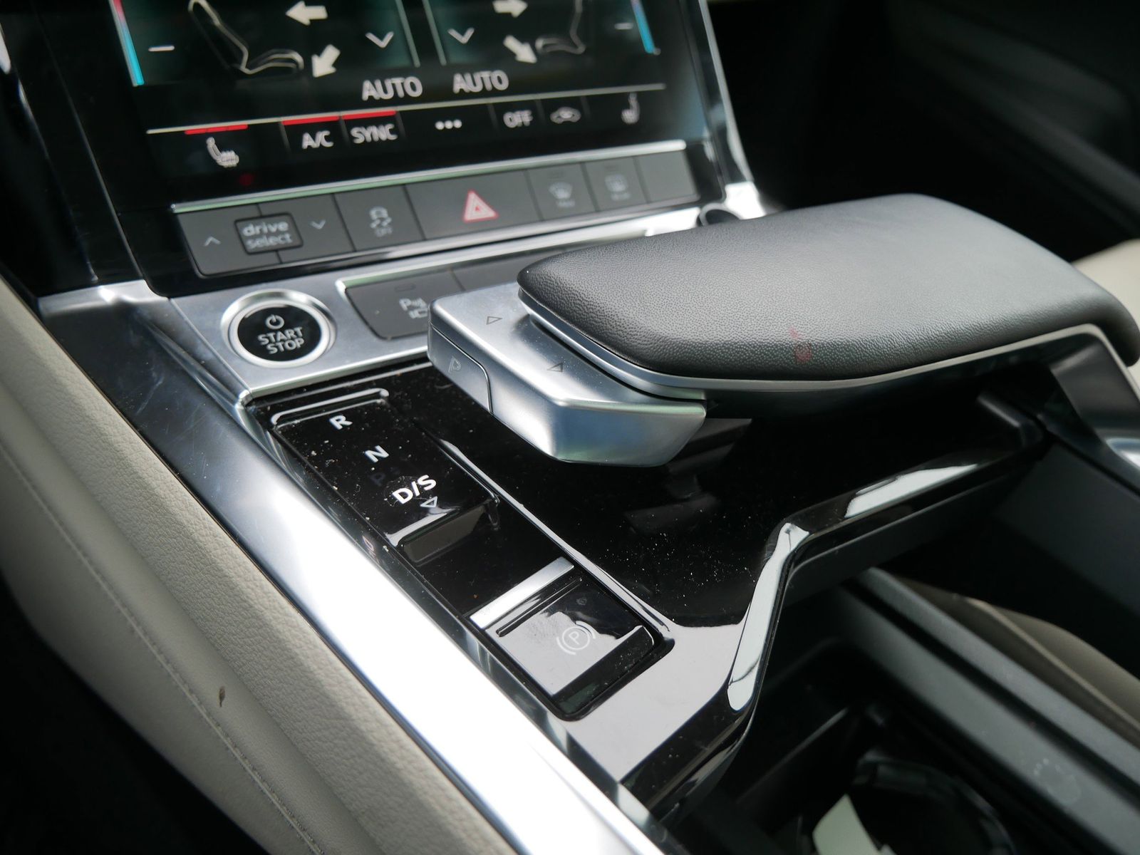 Thumbnail: 2023 Audi e-tron - 14