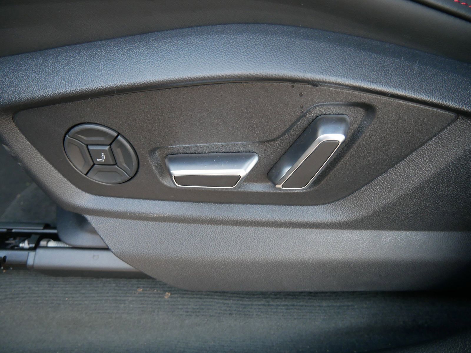 Thumbnail: 2026 Audi RS Q8 - 16