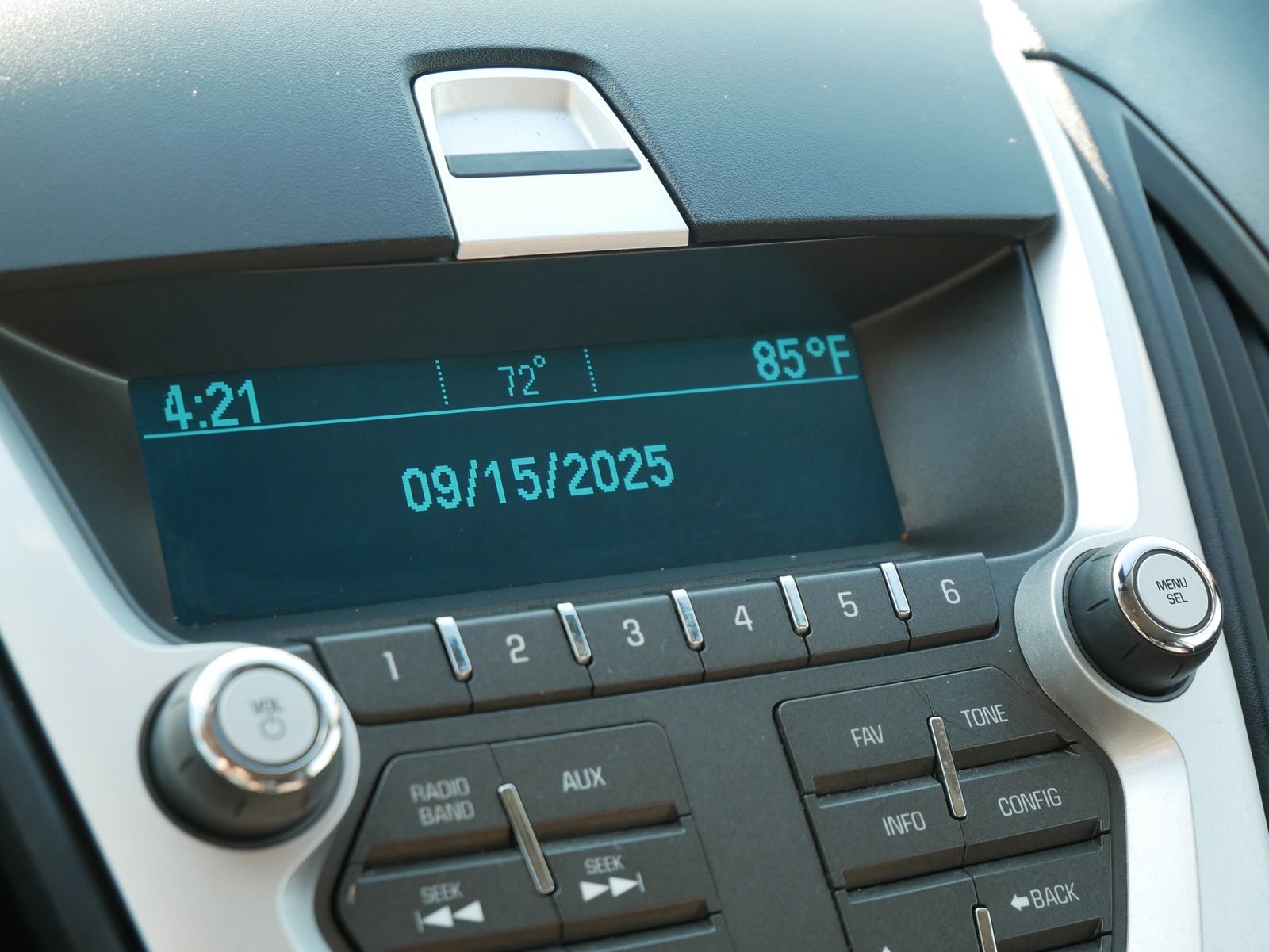Thumbnail: 2011 Chevrolet Equinox - 17