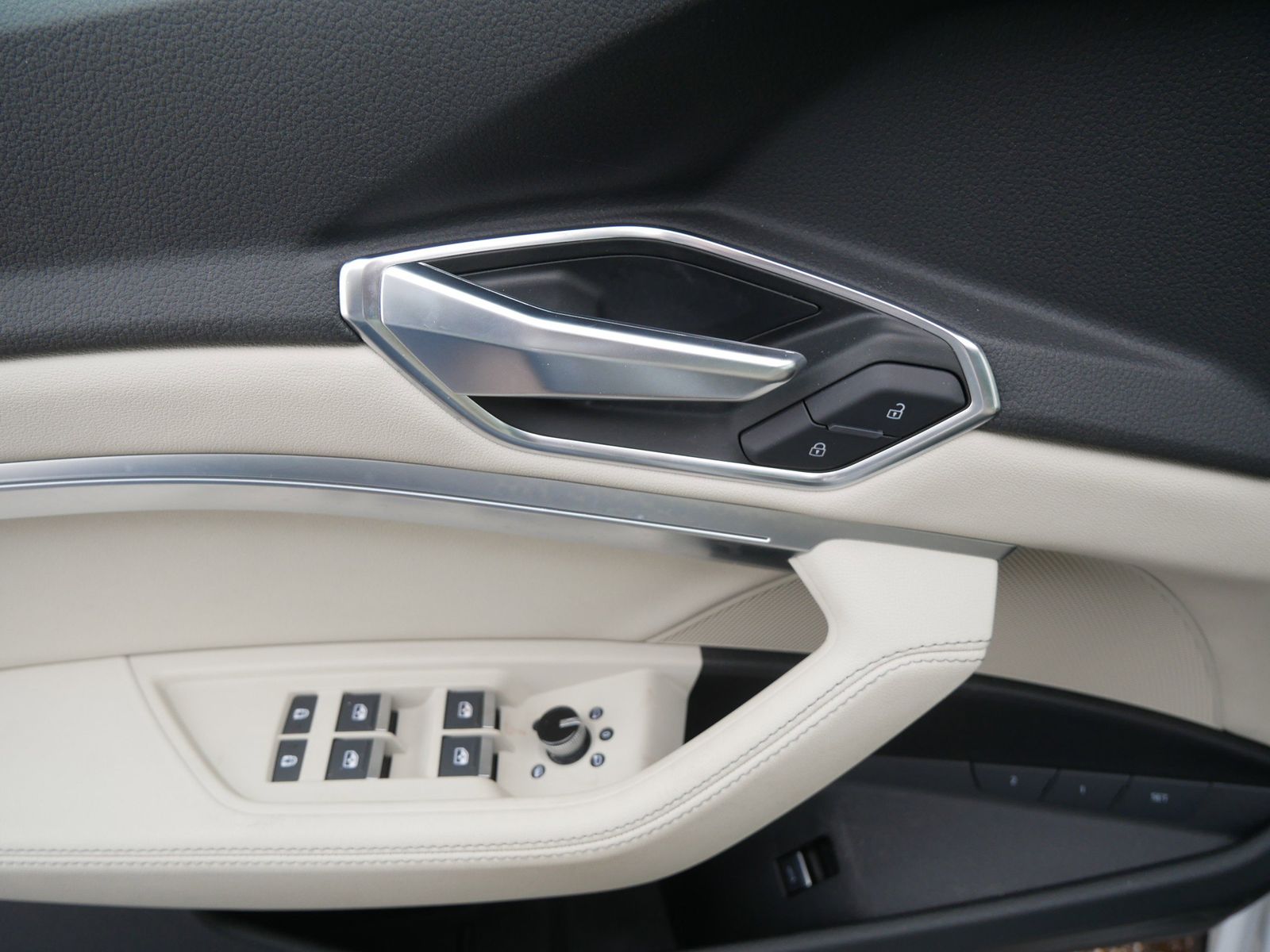 Thumbnail: 2023 Audi e-tron - 10