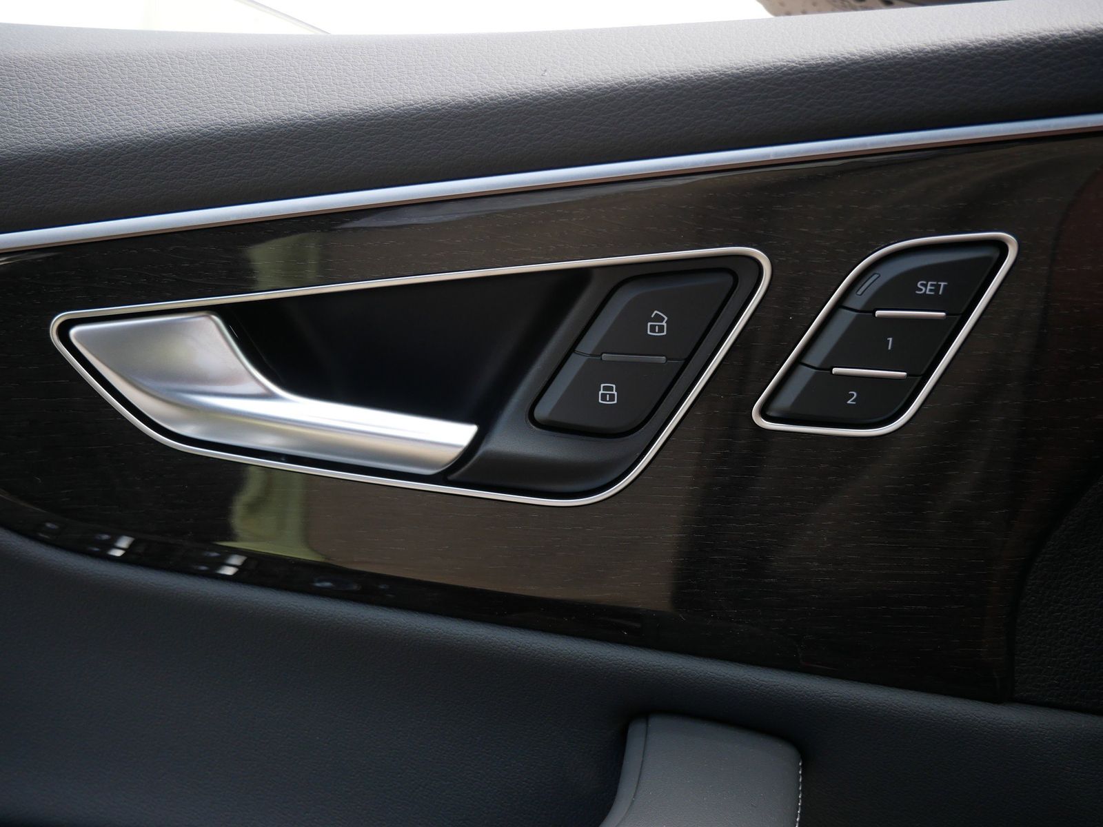 Thumbnail: 2026 Audi Q8 - 16