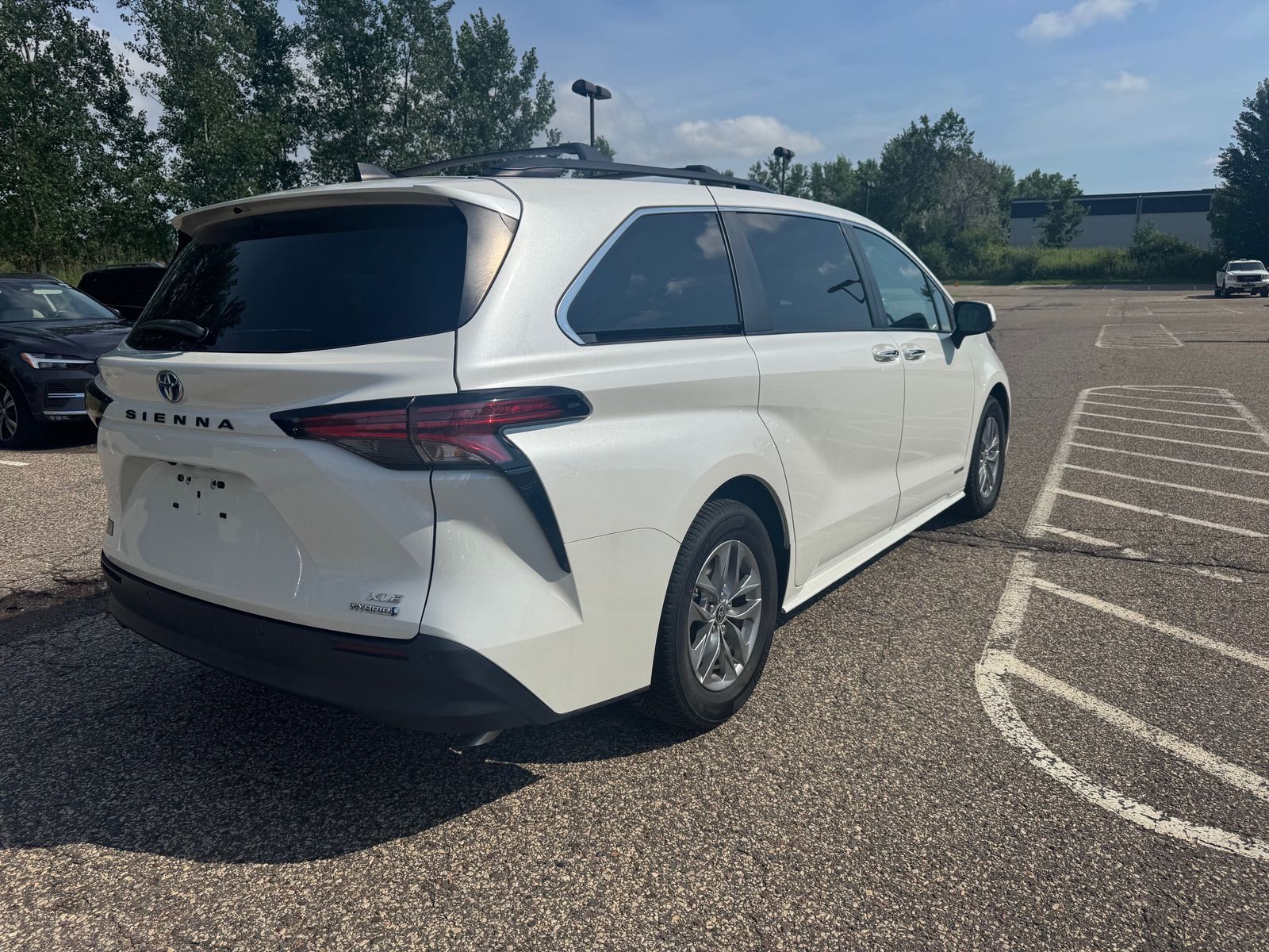 Thumbnail: 2021 Toyota Sienna - 3
