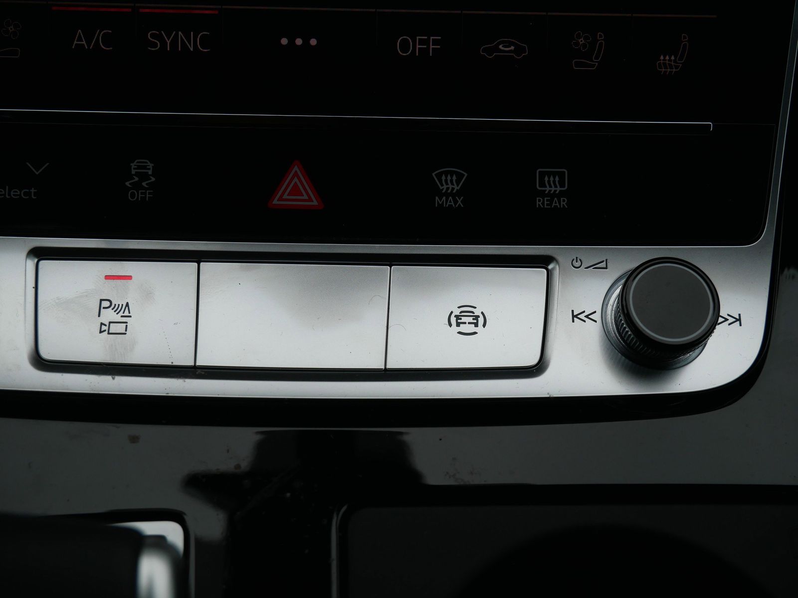 Thumbnail: 2026 Audi Q8 - 21