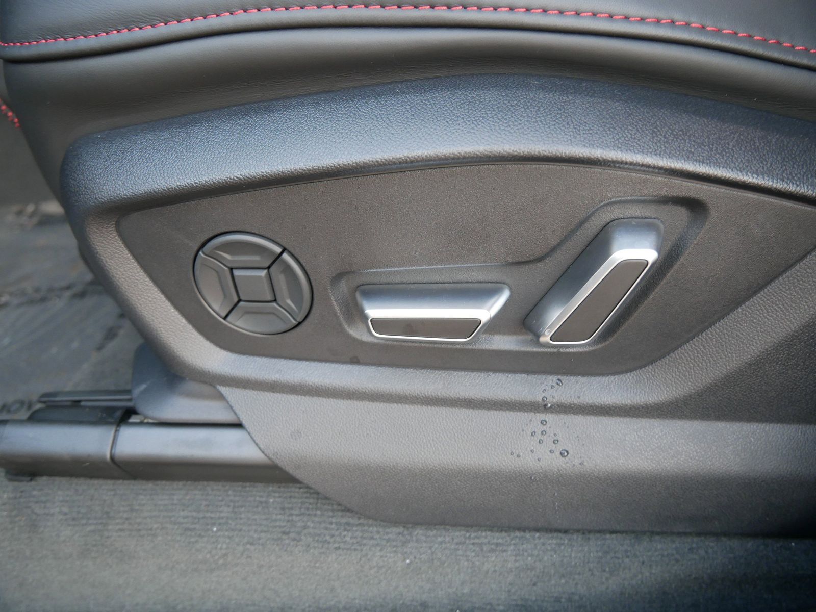 Thumbnail: 2026 Audi RS Q8 - 16