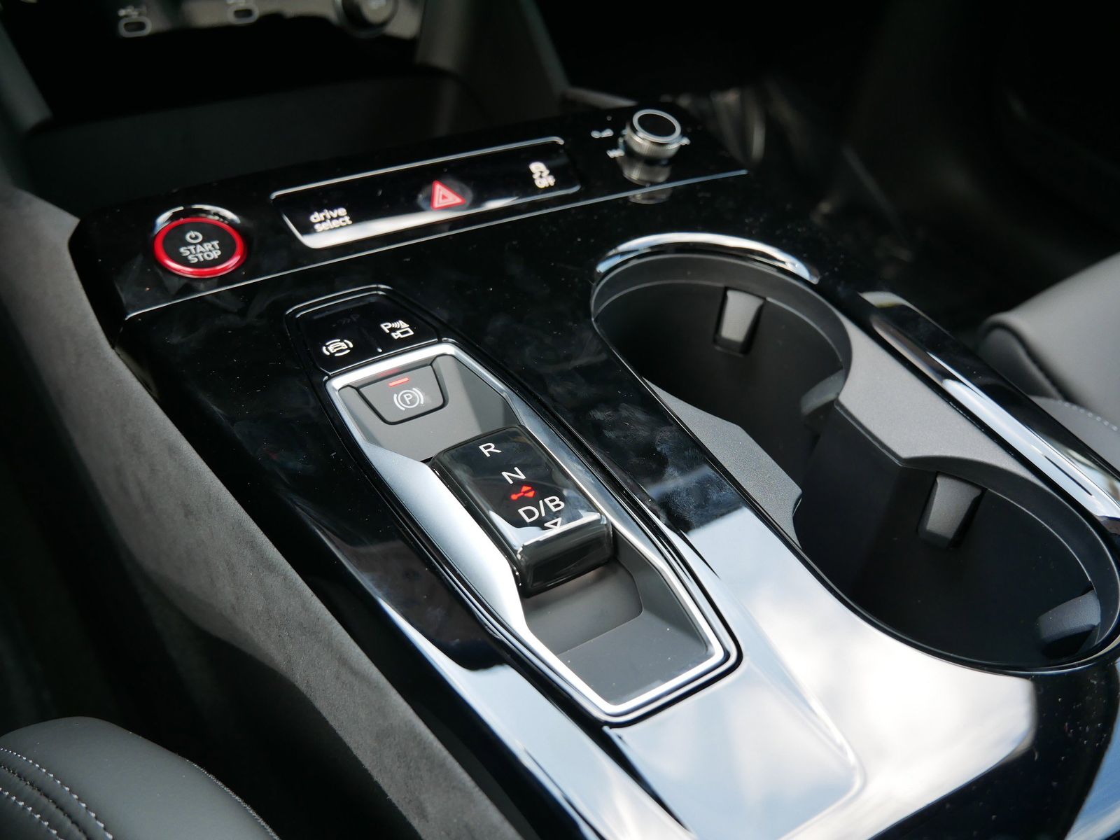 Thumbnail: 2025 Audi SQ6 e-tron - 14