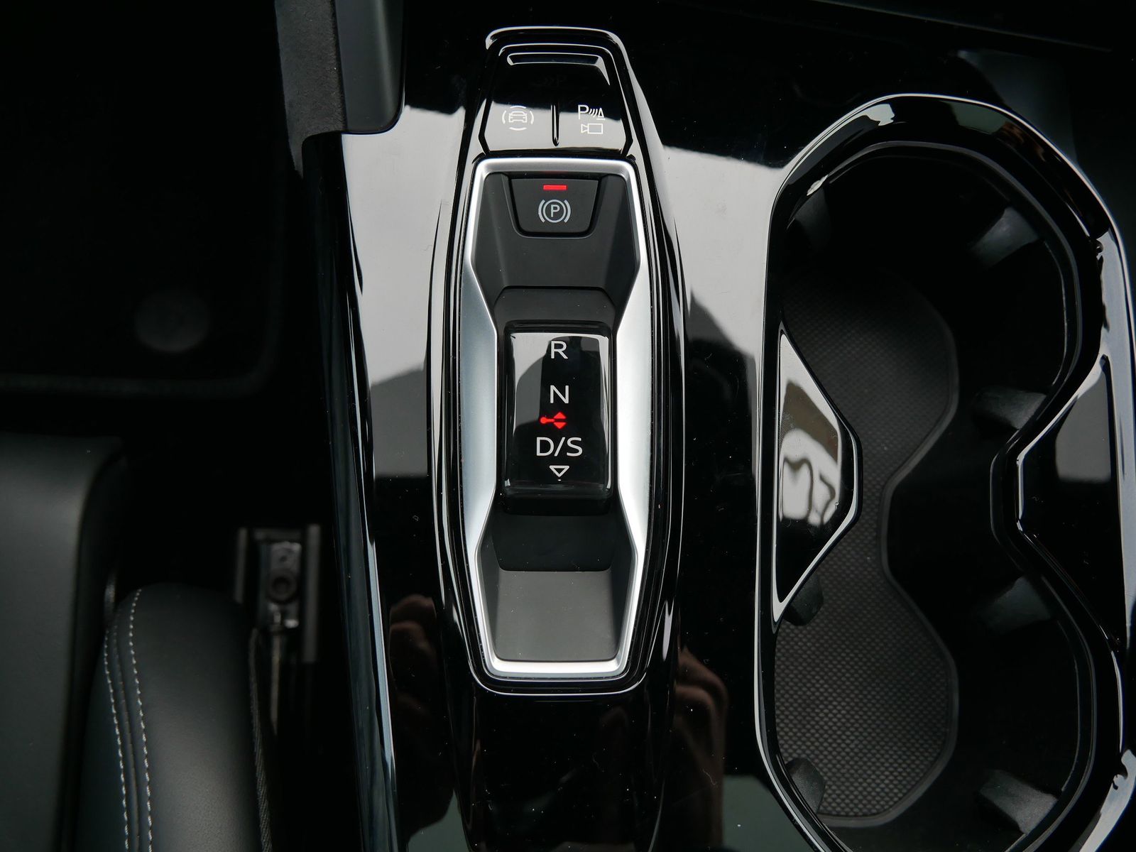 Thumbnail: 2025 Audi SQ5 - 16