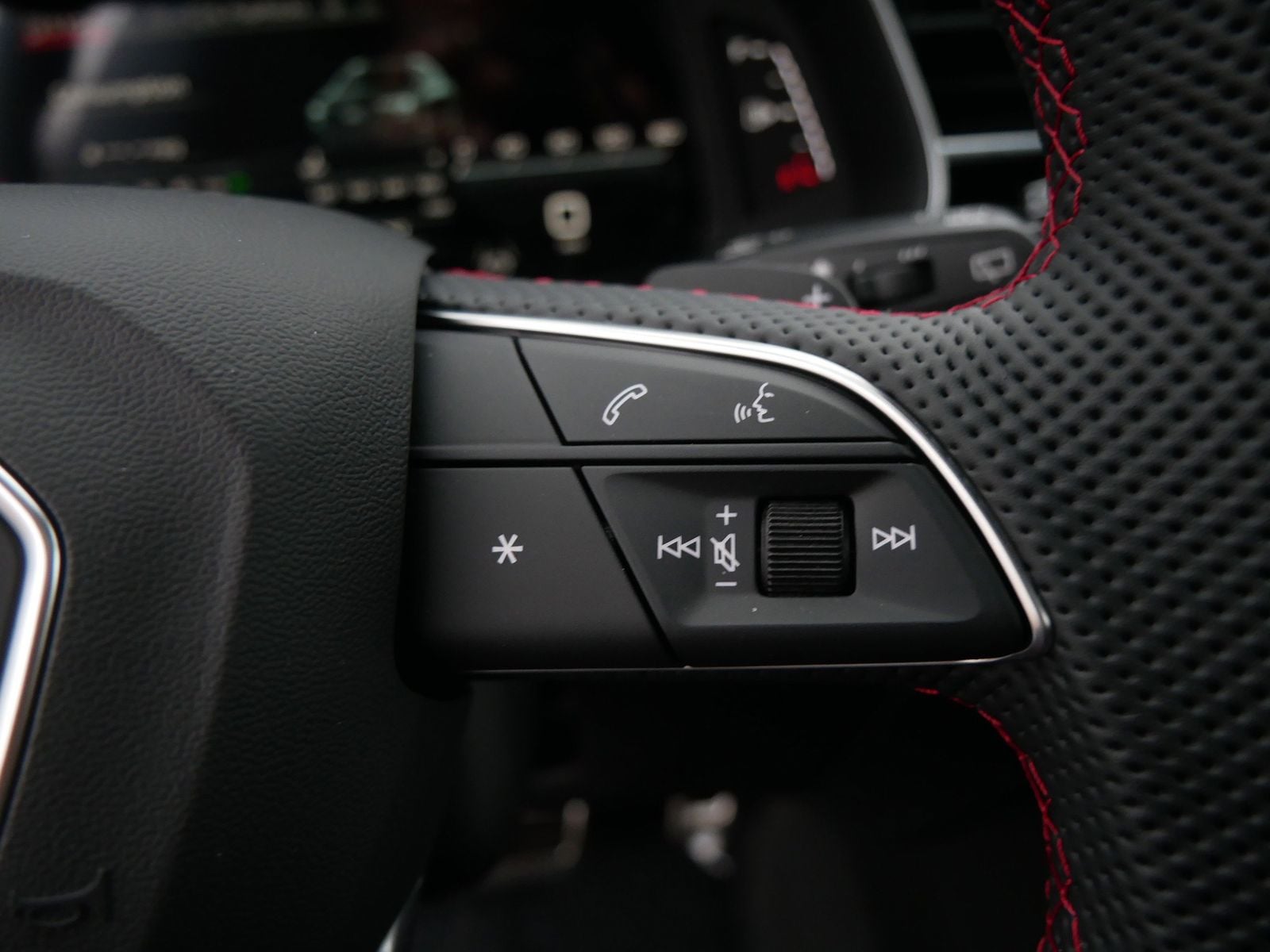 Thumbnail: 2026 Audi SQ8 - 24