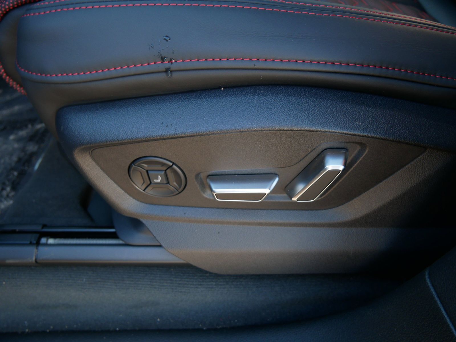 Thumbnail: 2026 Audi RS Q8 - 14