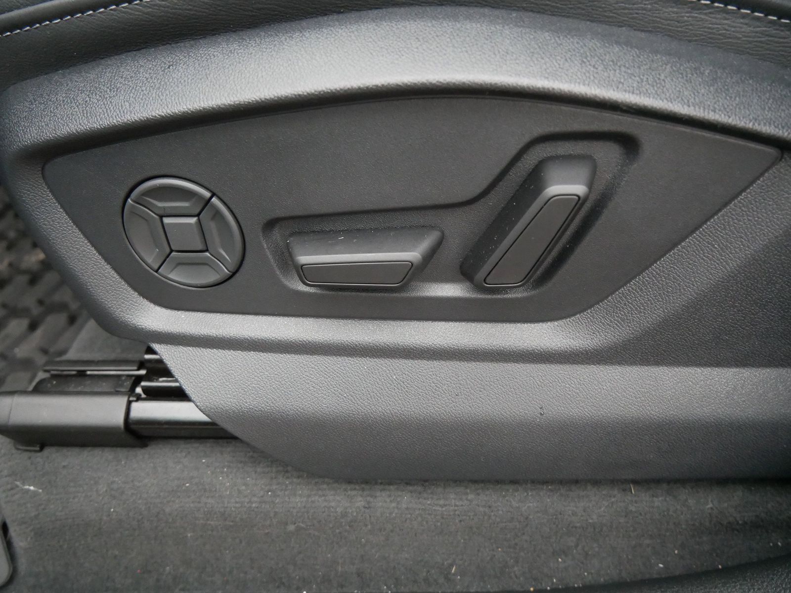 Thumbnail: 2025 Audi Q8 - 15