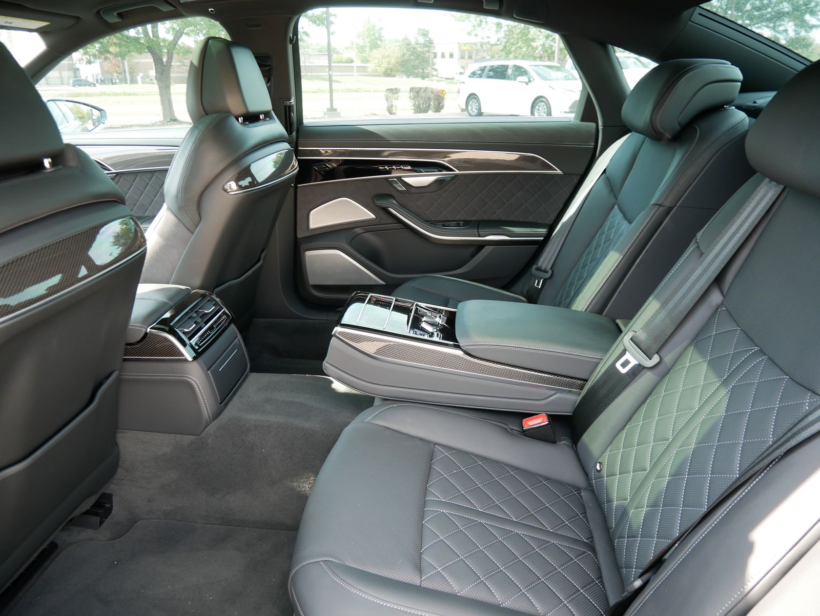 Thumbnail: 2025 Audi S8 - 9