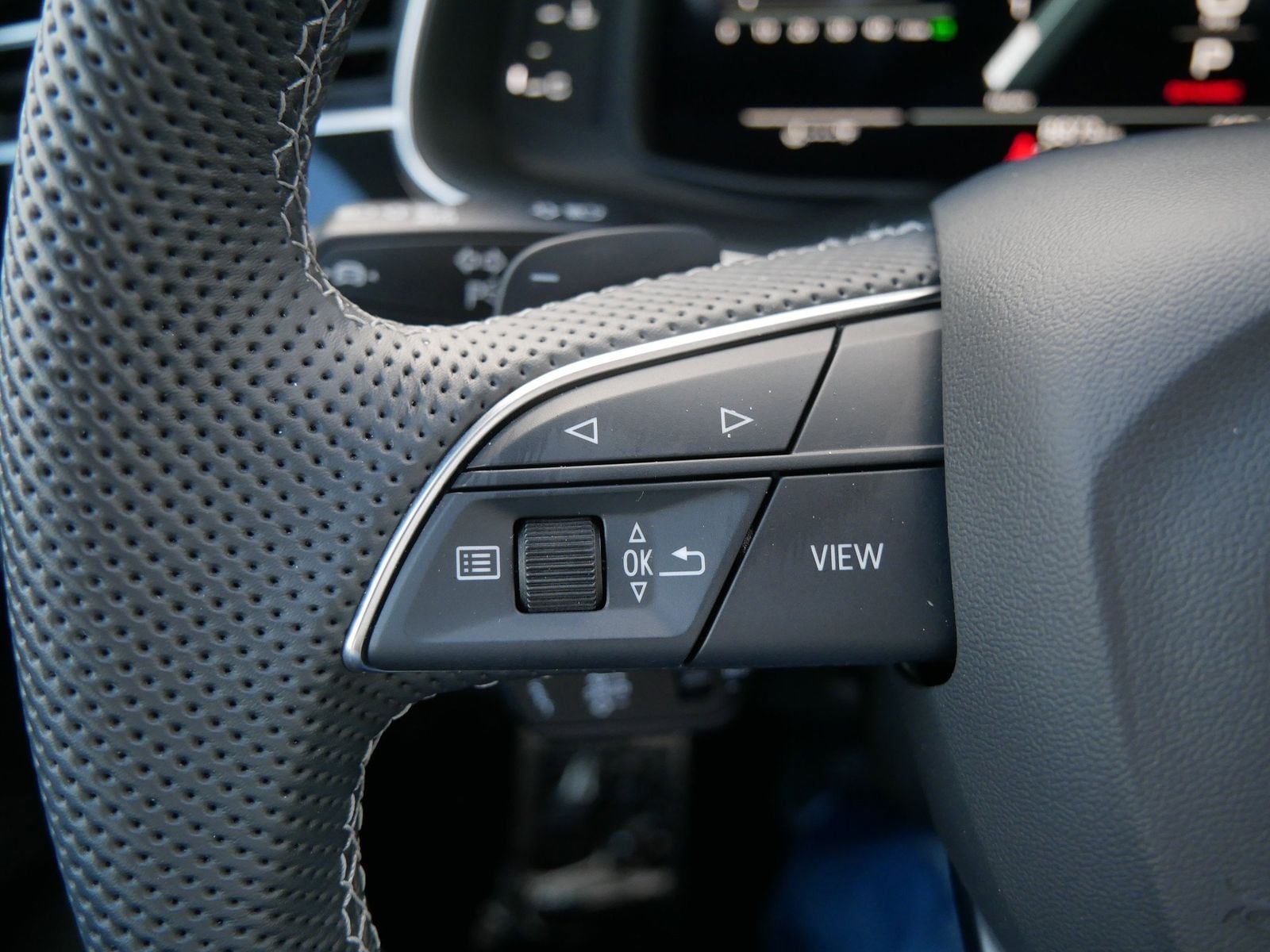 Thumbnail: 2025 Audi SQ8 - 28