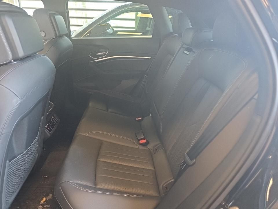 Thumbnail: 2023 Audi e-tron - 10