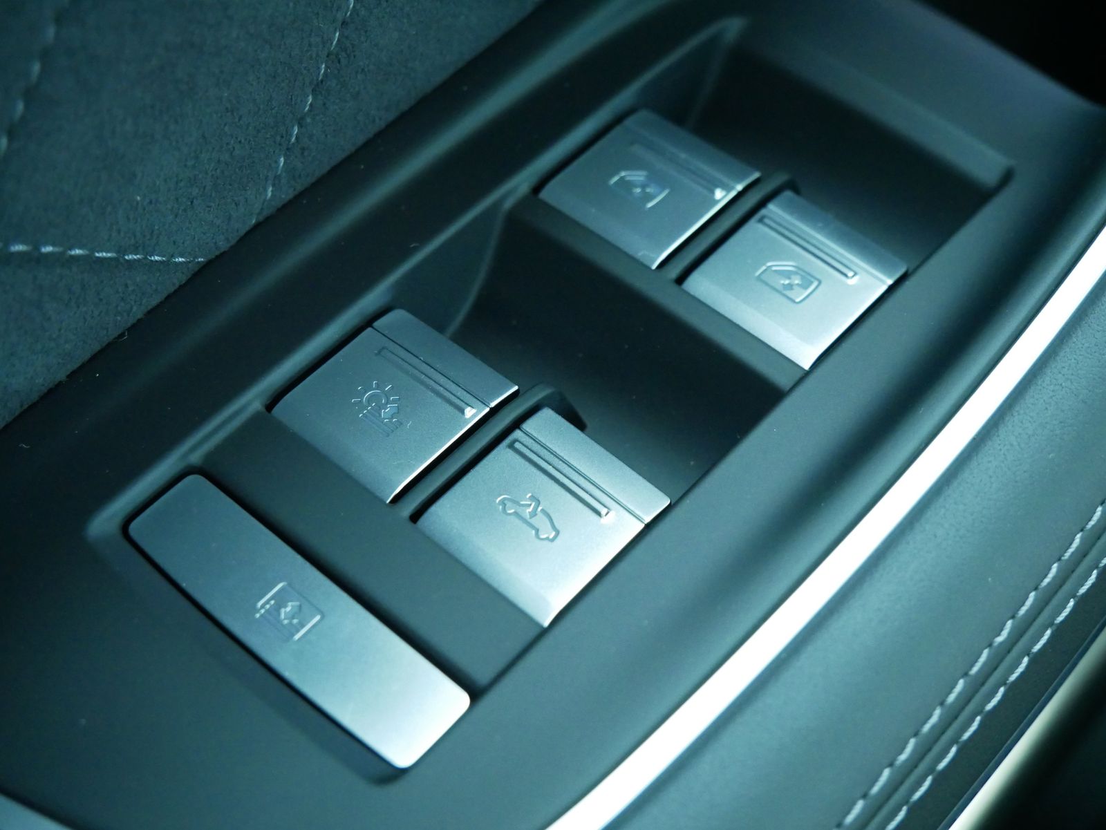 Thumbnail: 2025 Audi S8 - 18