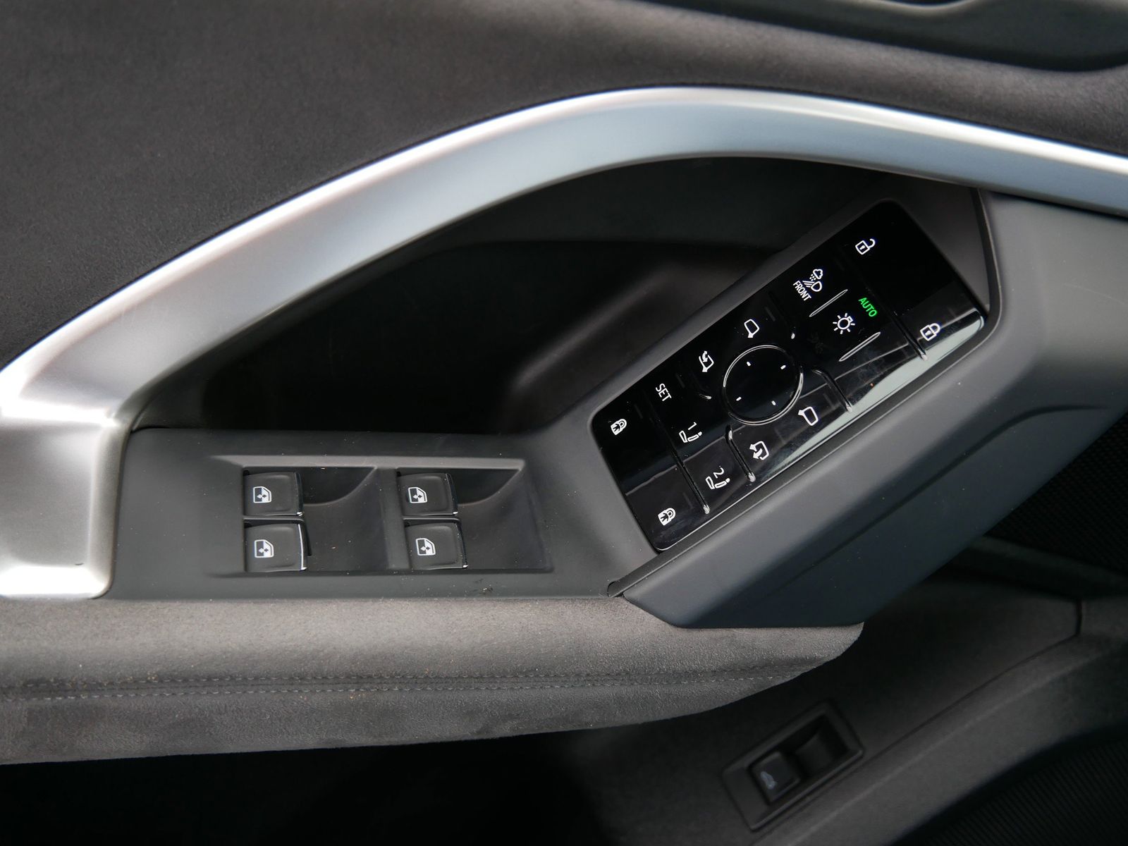 Thumbnail: 2025 Audi SQ5 - 15