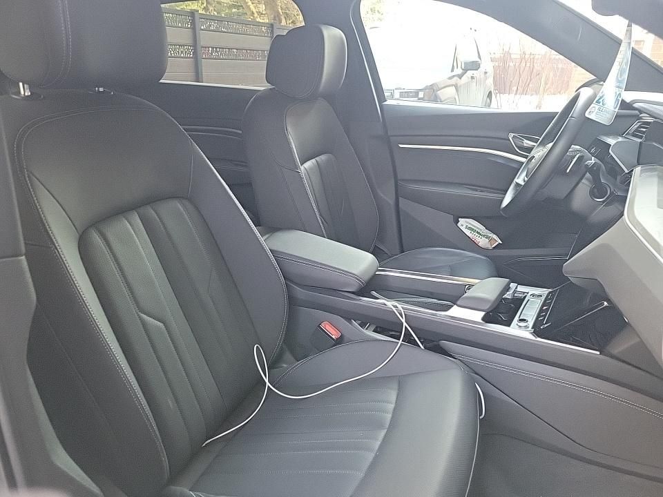 Thumbnail: 2023 Audi e-tron - 11