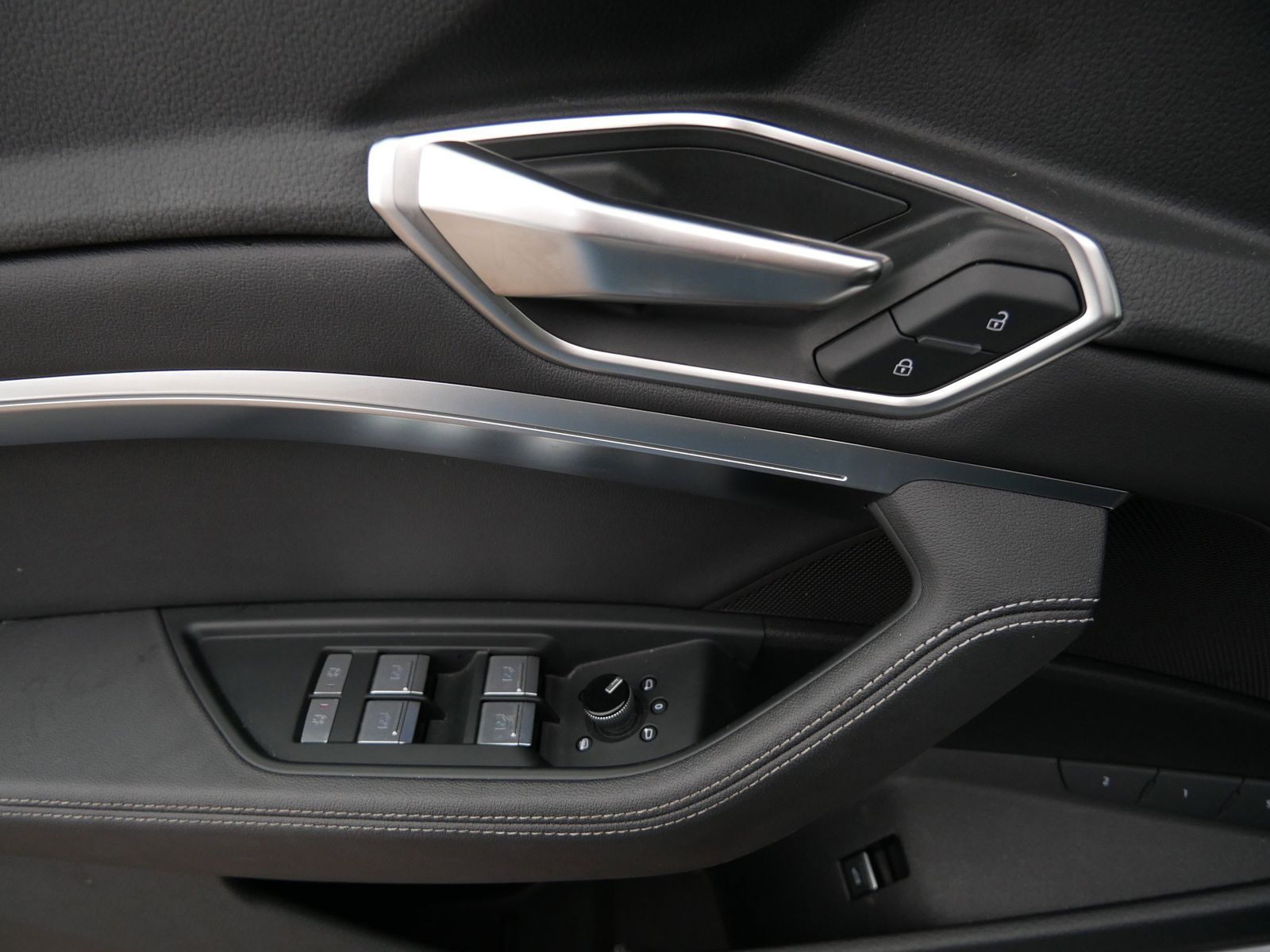 Thumbnail: 2024 Audi Q8 e-tron - 16