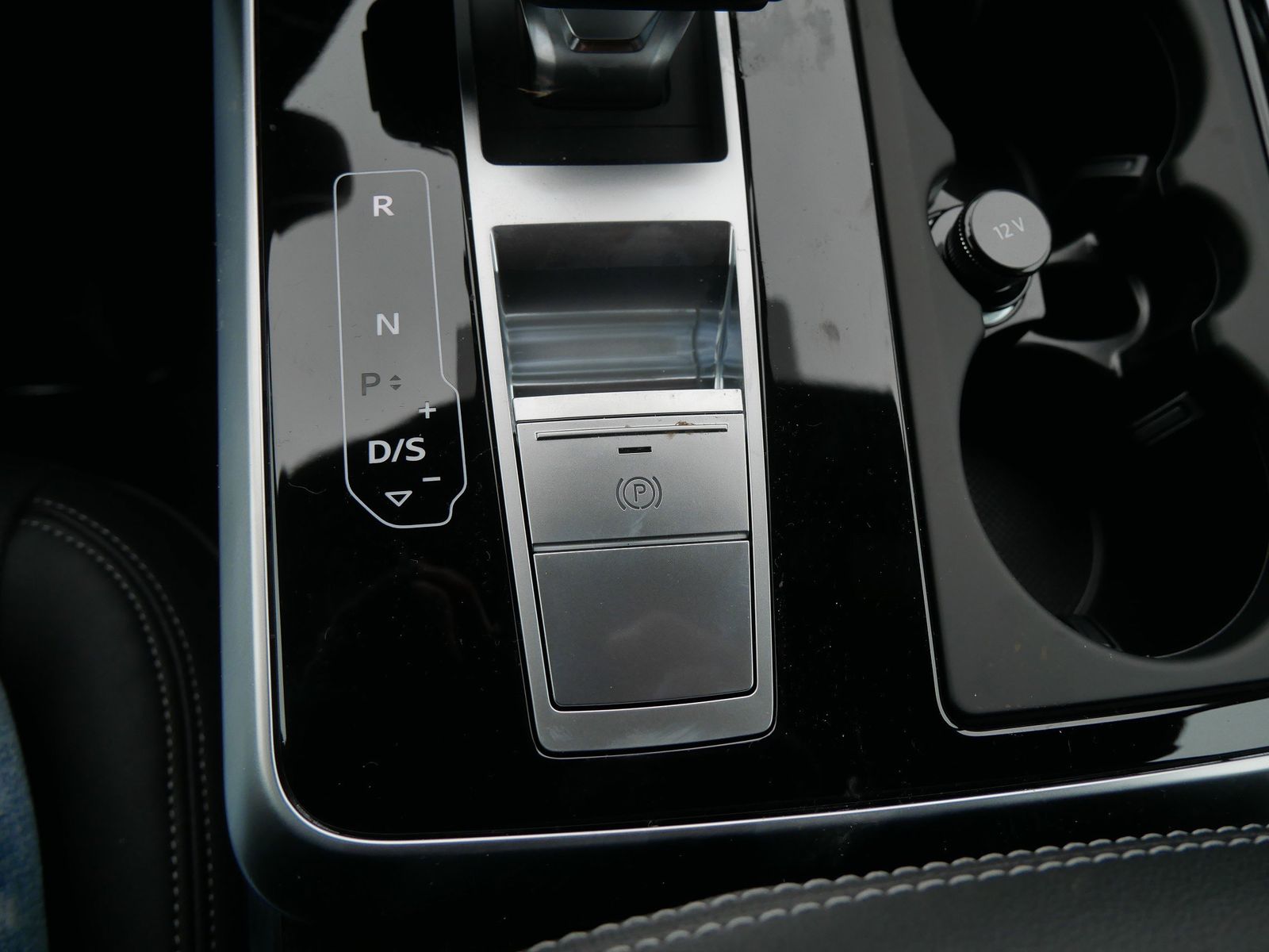 Thumbnail: 2026 Audi Q8 - 24