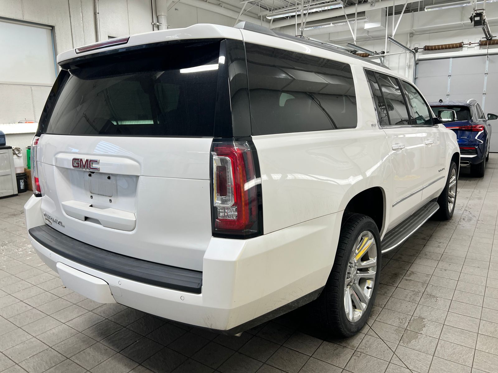 Thumbnail: 2018 GMC Yukon XL - 3